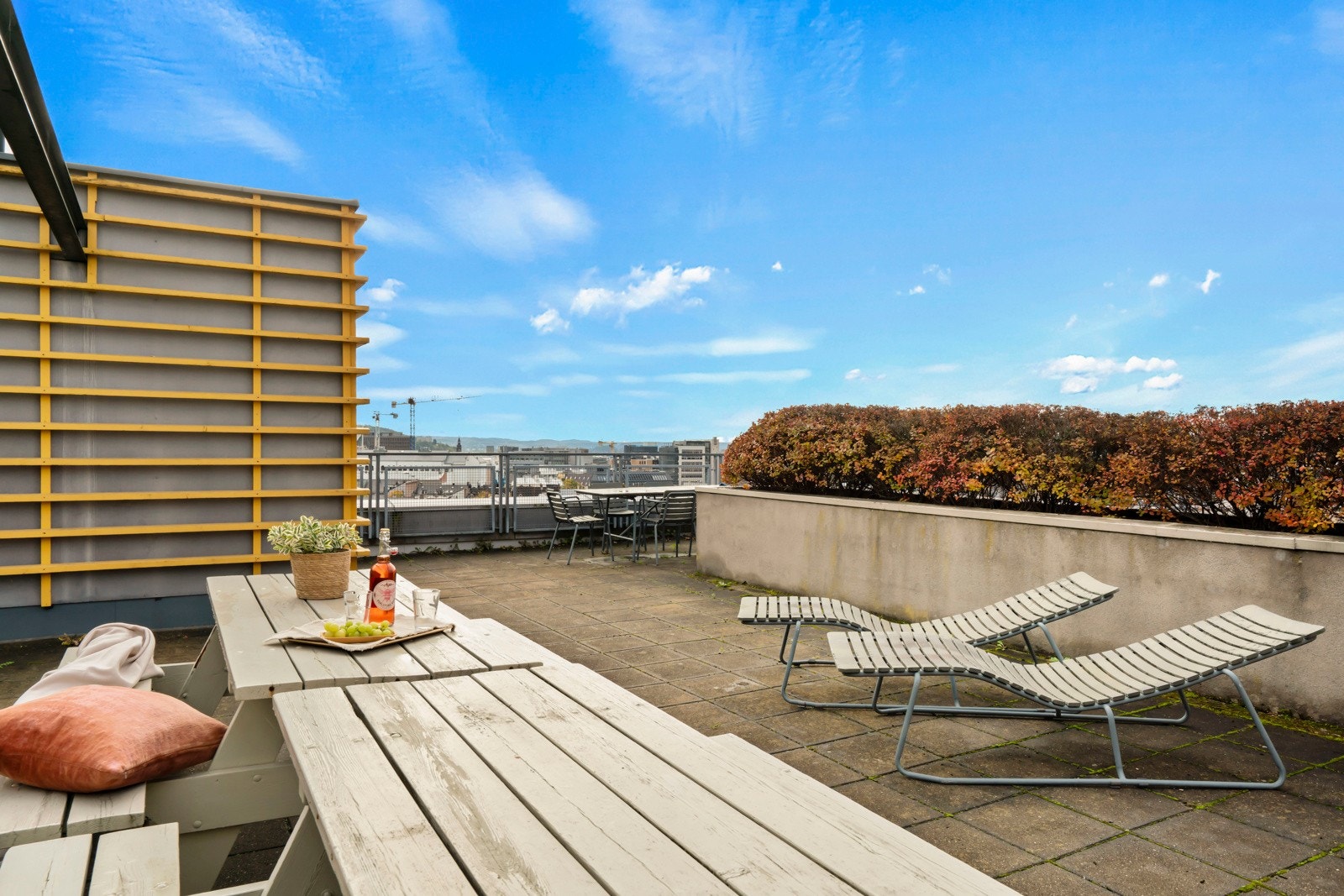 Flere sittegrupper og solsenger. Galleribilde