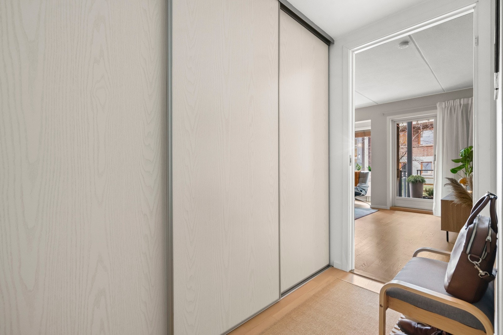 Gode oppbevaringsmuligheter i stort garderobeskap med skyvedører. Galleribilde