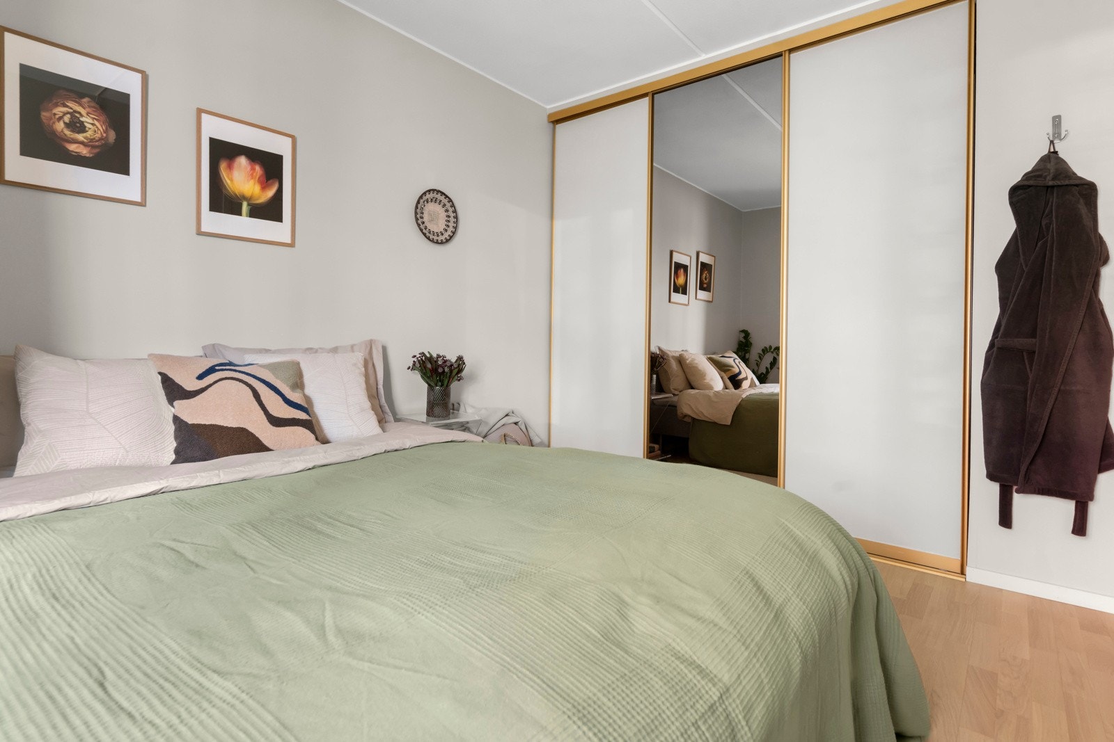 Det er montert garderobeskap med skyvedører som sikrer gode oppbevaringsmuligheter. Galleribilde