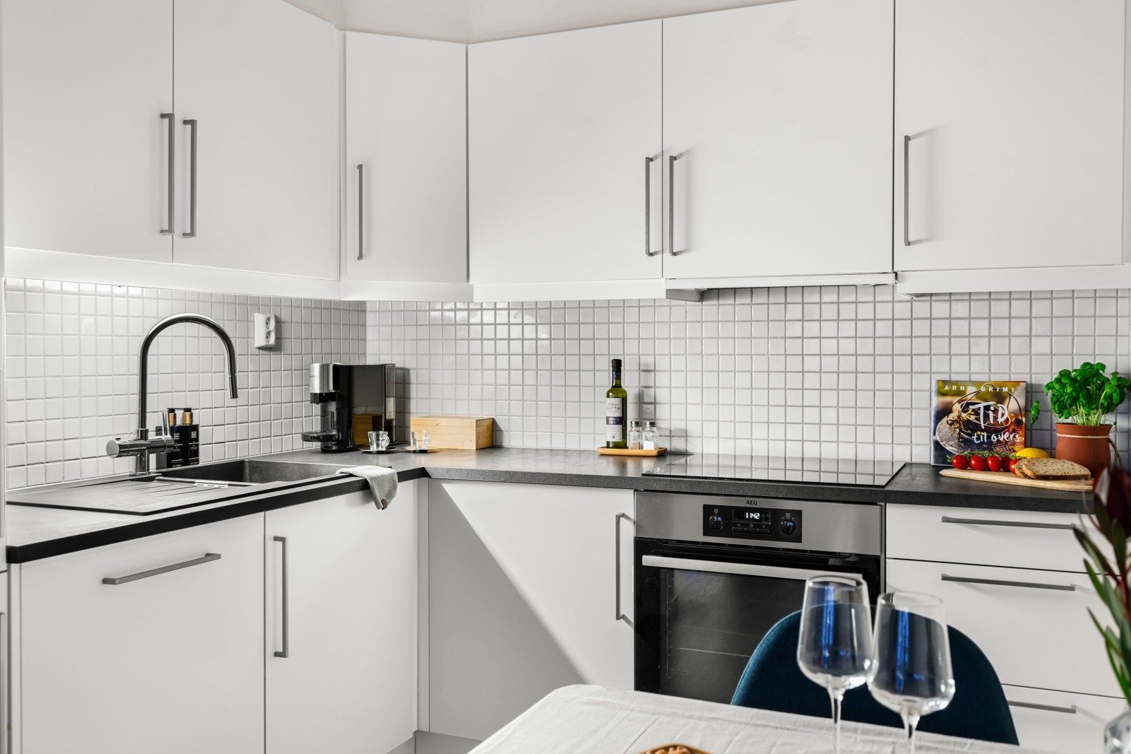 Kjøkkenet har integrert platetopp, oppvaskmaskin, stekeovn og kombikjøl/frys, og fremstår som velholdt og praktisk. Galleribilde