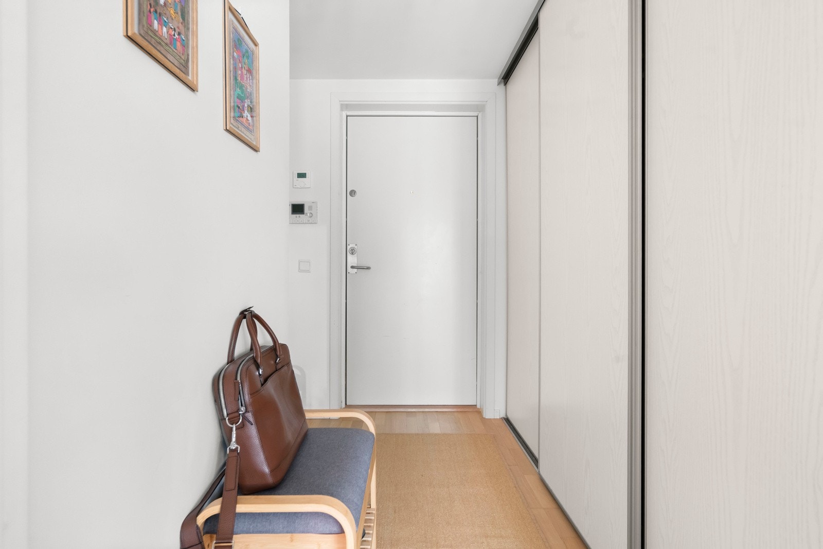 Velkommen inn! Lys og innbydende entré med god plass til av- og påkledning. Galleribilde