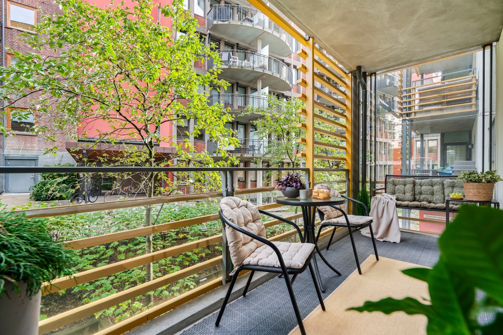 Balkongen er generøs med gode møbleringsmuligheter. Galleribilde