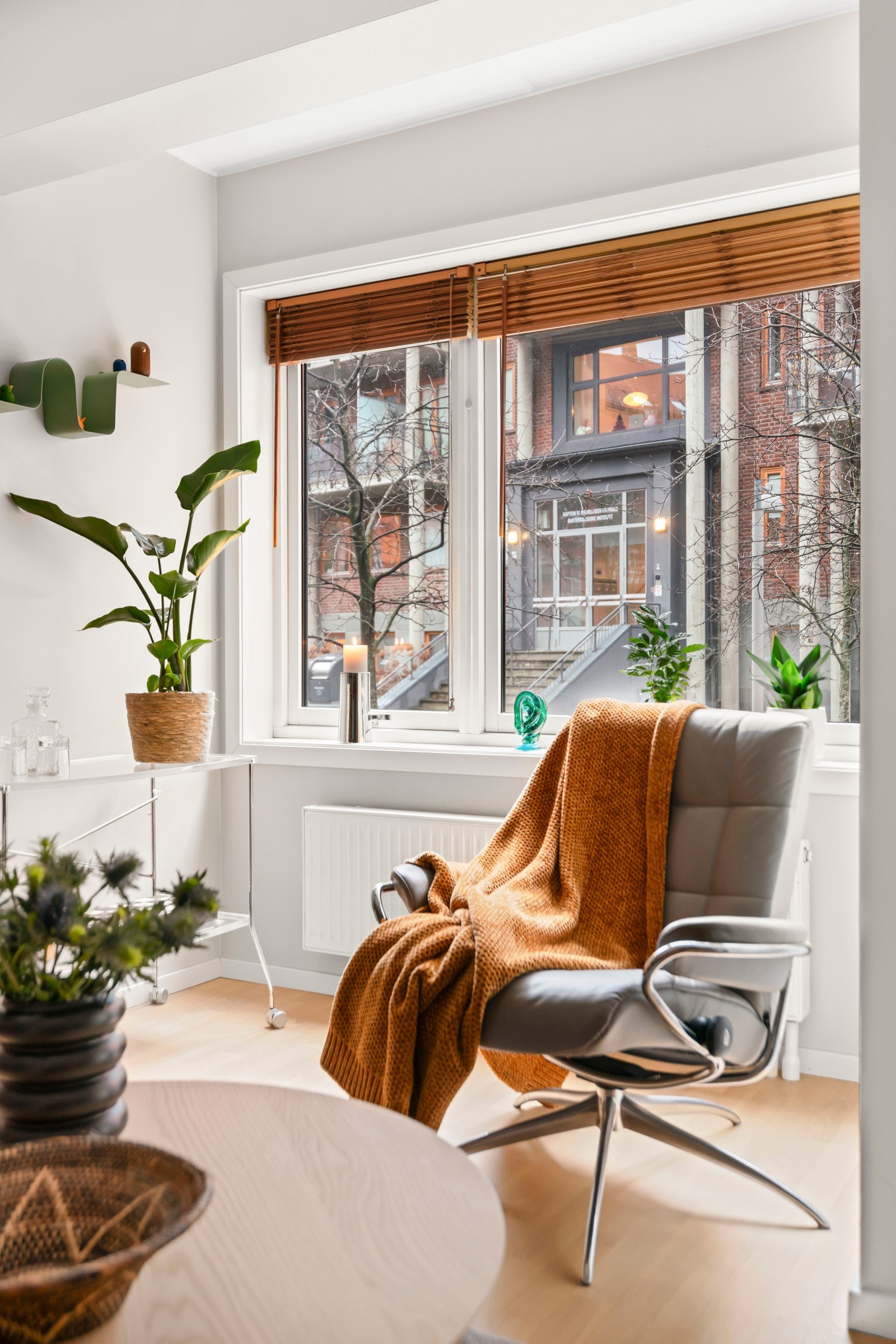 Fra stuen er det utgang til en romslig balkong som fungerer som en naturlig forlengelse av leiligheten på sommerstid. Galleribilde