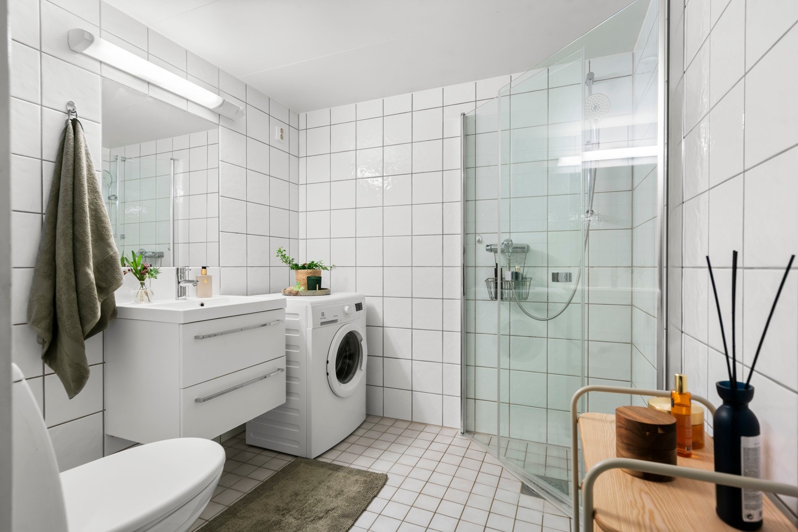 Flislagt baderom med gulvvarme og opplegg for vaskemaskin. Galleribilde