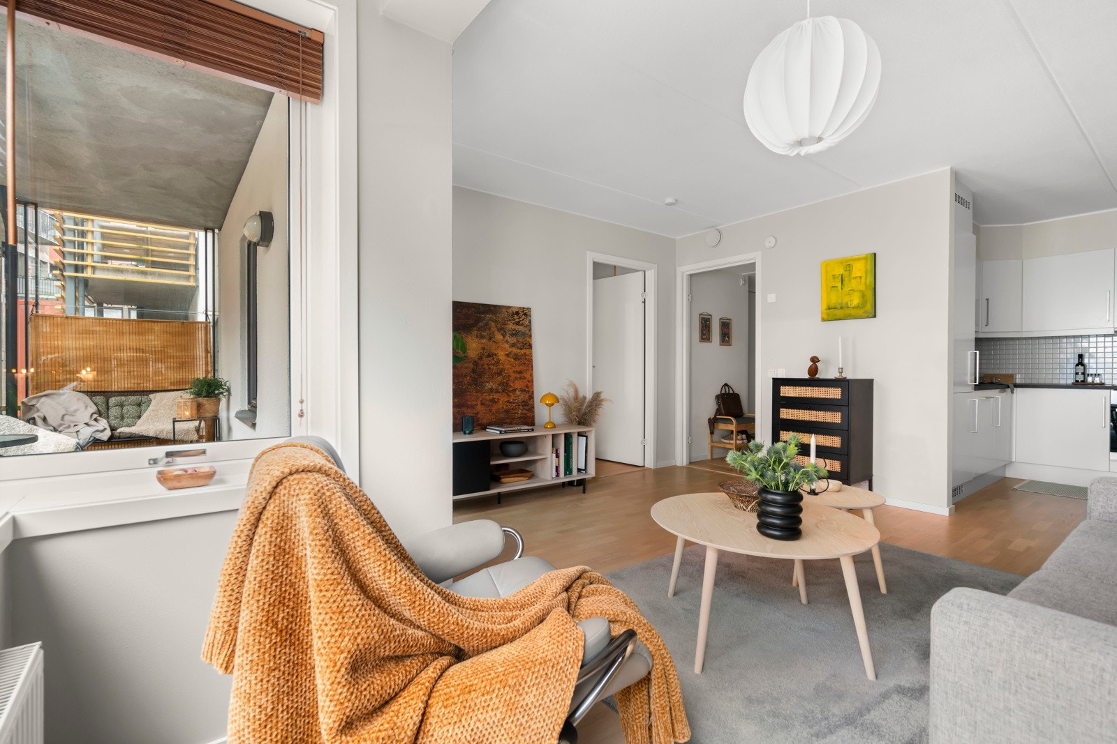 Videre strekker stuen seg til en åpen kjøkken løsning som gir en sosial atmosfære. Galleribilde