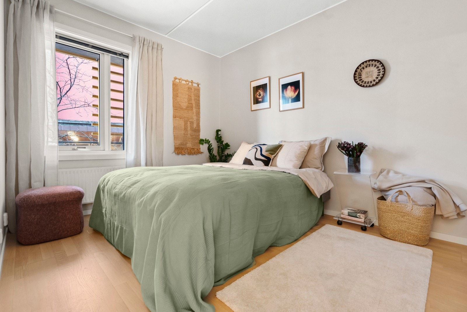 Rolig og behagelig soverom med god plass til dobbeltseng samt nattbord. Galleribilde