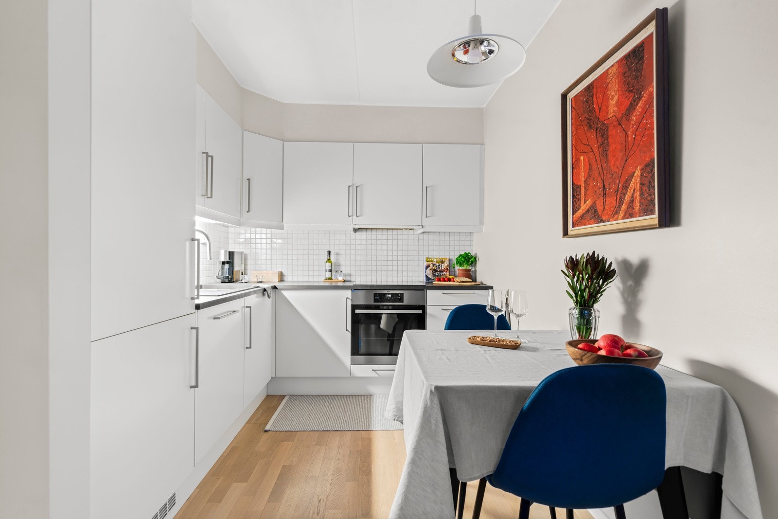 Stilrent Sigdal-kjøkken fra 2018 med glatte folierte fronter og god skap- og benkplass. Galleribilde