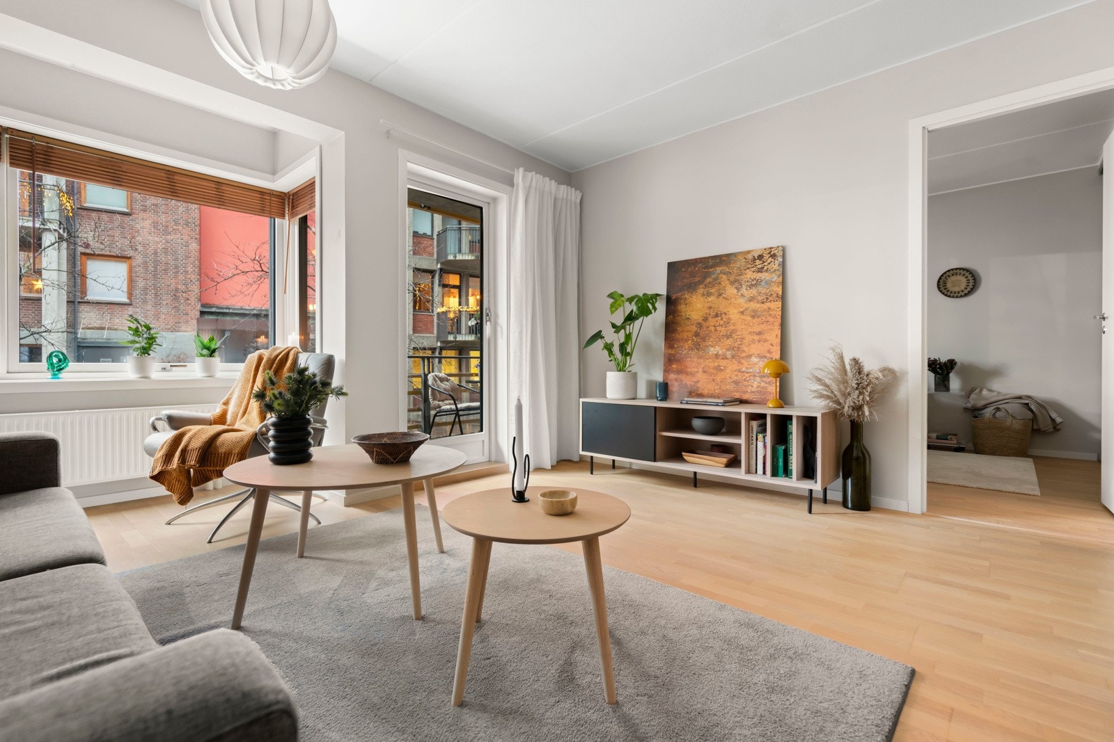 Stuen er svært tiltalende med store vinduer og godt med lysinnslipp. Galleribilde