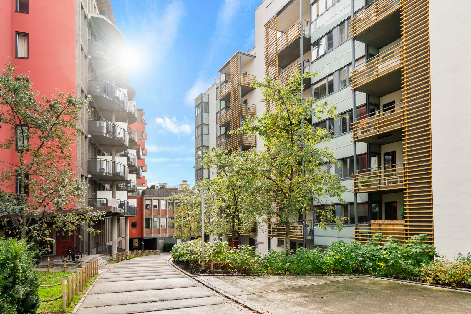 Pent opparbeidet selveiertomt på 4 521 m² med asfalterte gangveier, belegningsstein, busker, trær og bed. Galleribilde