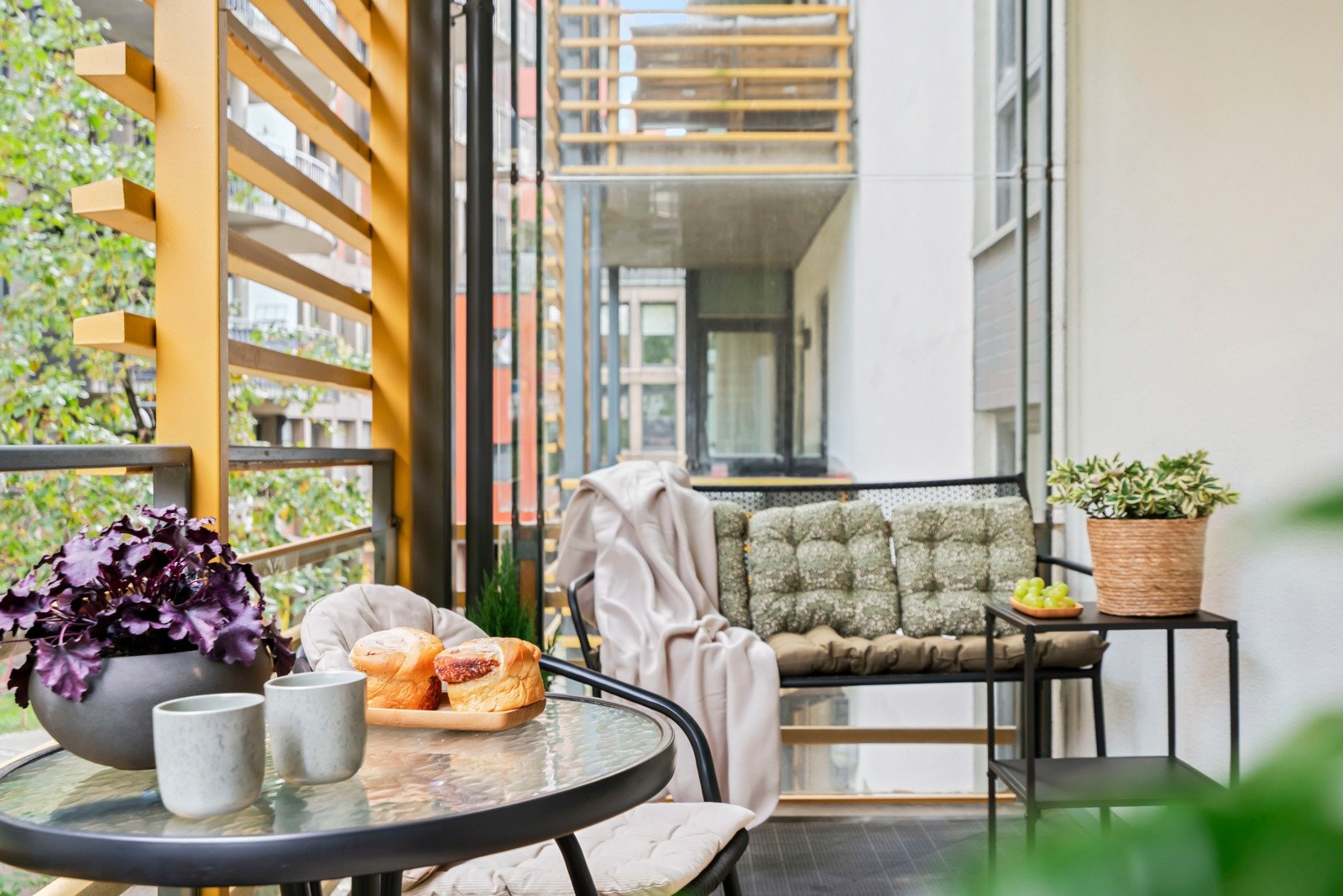 På sommerstid er fellesområdene omgitt av en grønn oase med vakre busker og velstelt gressplen. Galleribilde