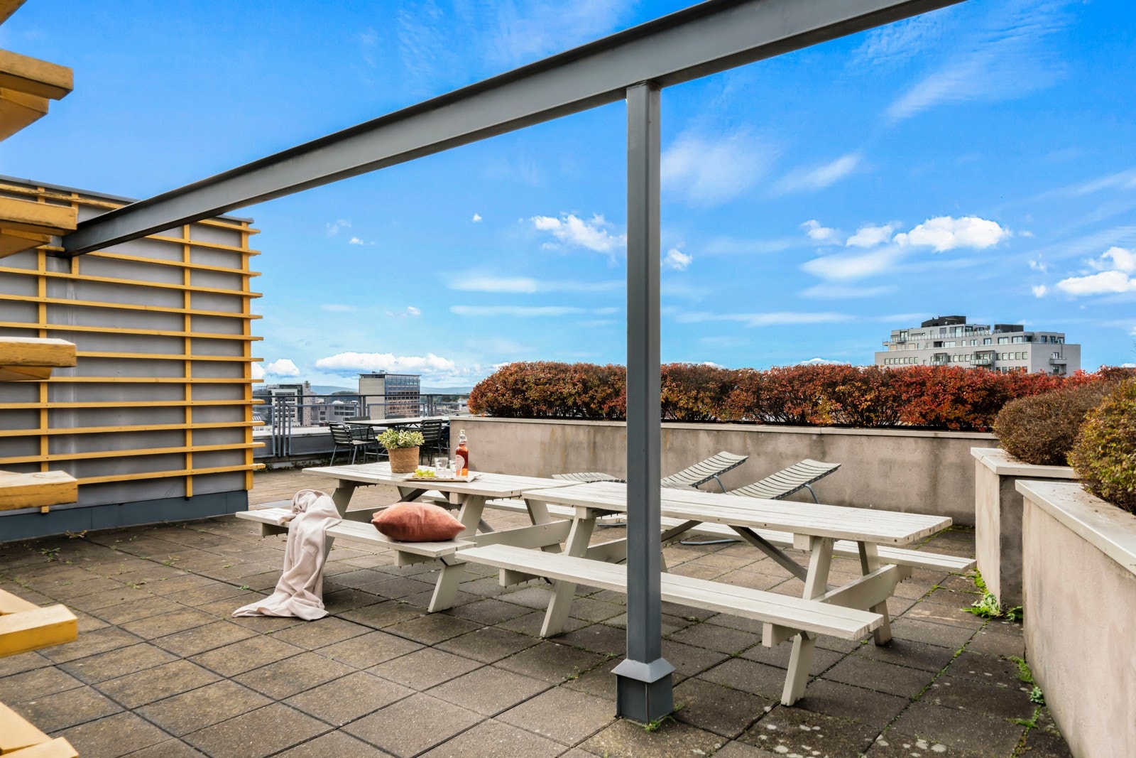 Har man behov for større uteplass og mer sol - kan man ta heisen enkelt opp til syvende etasje hvor man finner felles takterrasse. Galleribilde