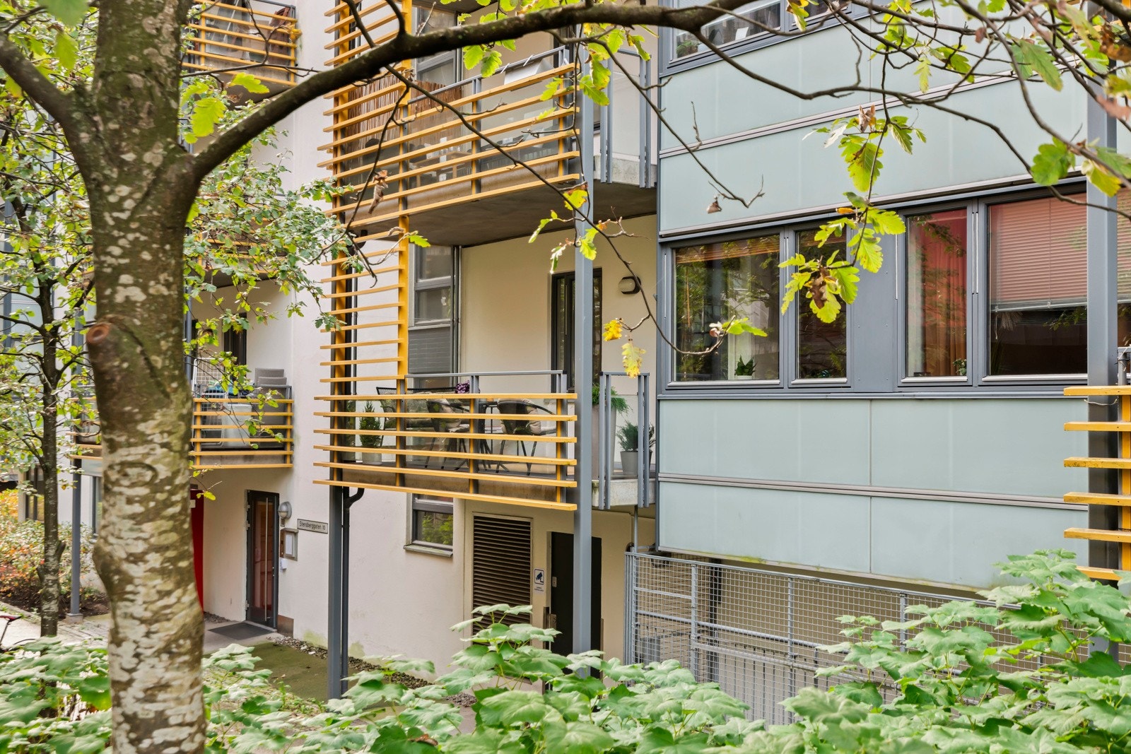 Leiligheten ligger beliggende i byggets 2. plan men er regulert som 1. etasje, og har både trapp og heisadkomst. Galleribilde