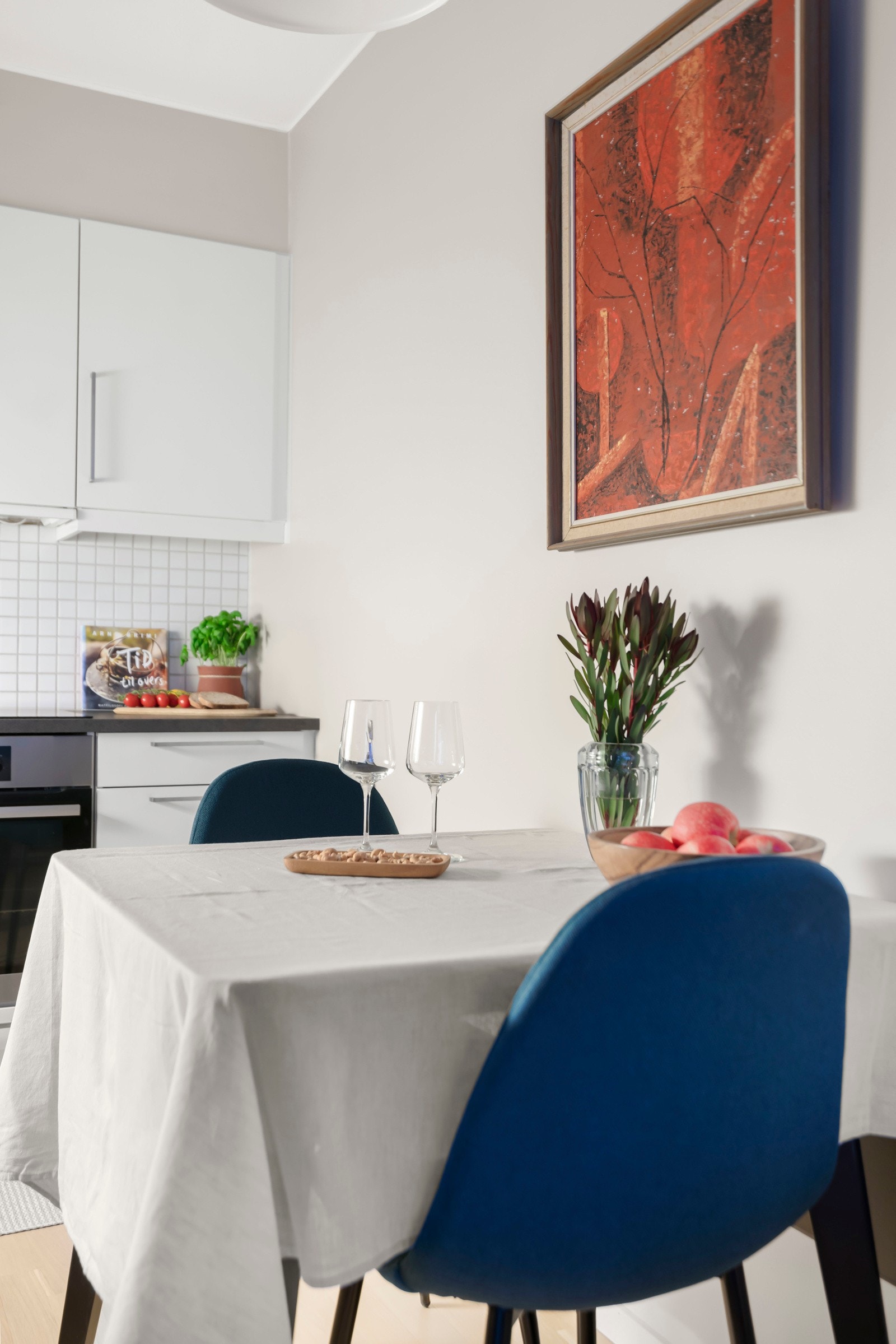 Plass til spisebord ved kjøkken hvor du enkelt kan nyte frokosten og morgenkaffen. Galleribilde