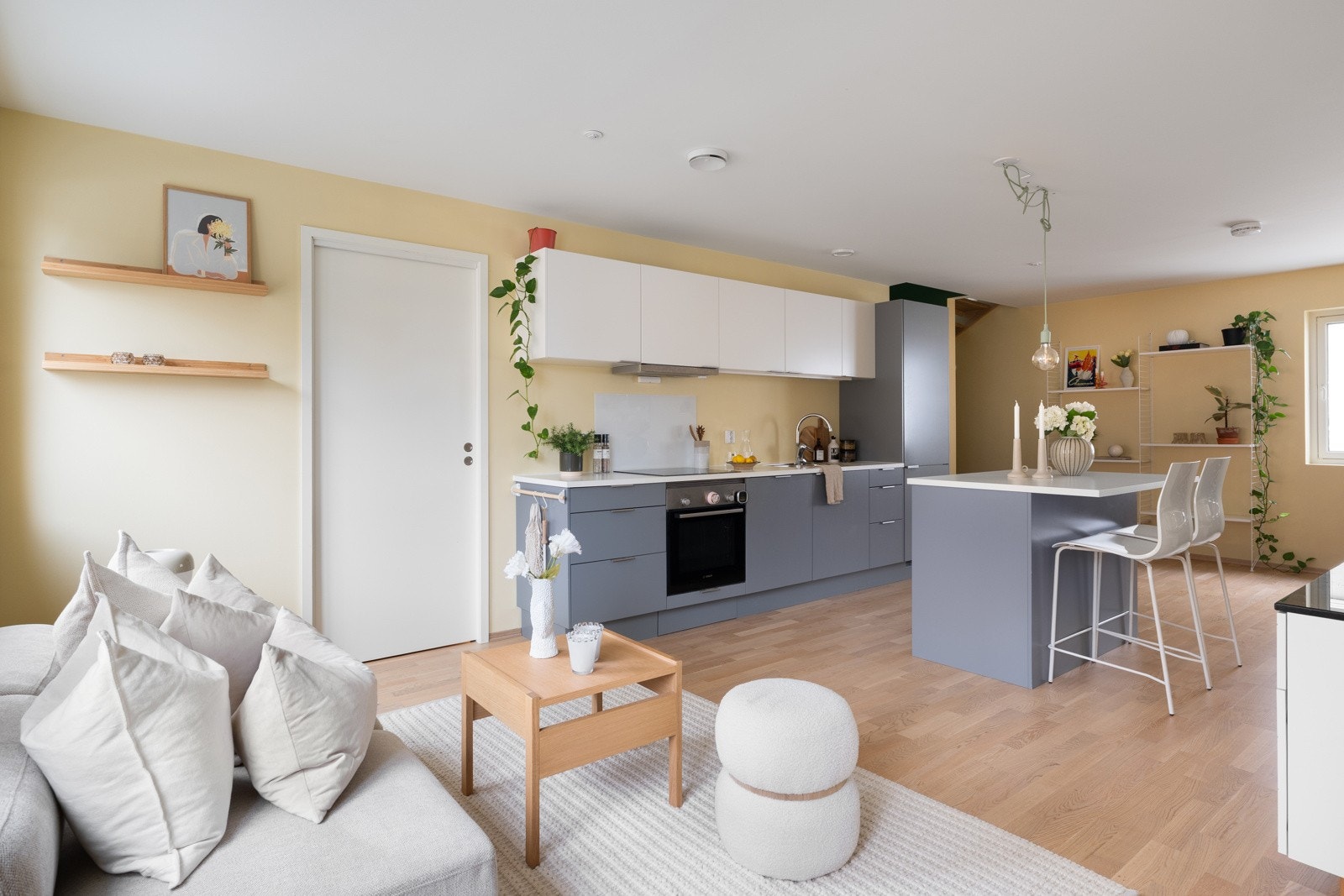 Kjøkkenet er levert av Norema og fremstår moderne og tidløst med glatte fronter i en kombinasjon av hvite overskap og grå benkeskap. Galleribilde