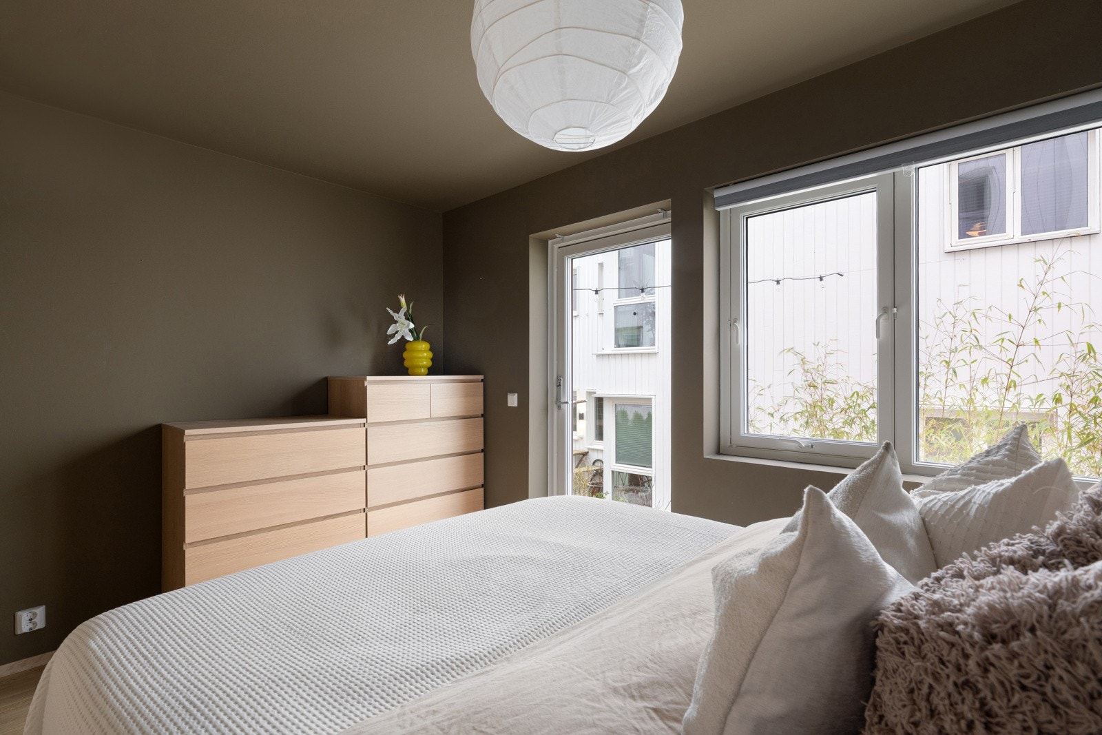 Fra hovedsoverommet har man utgang til boligens markterrasse. Galleribilde