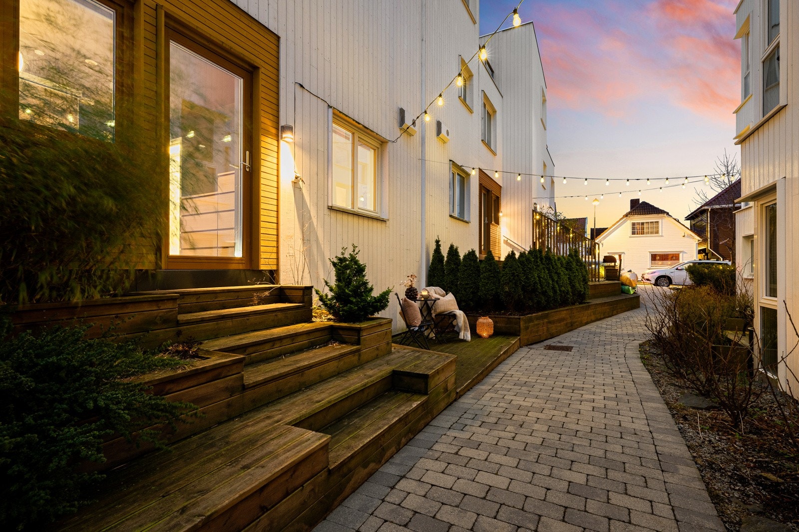 Terrassen har sol fra formiddag og utover dagen, og gir en skjermet og hyggelig ramme for utemøbler og beplantning. Galleribilde