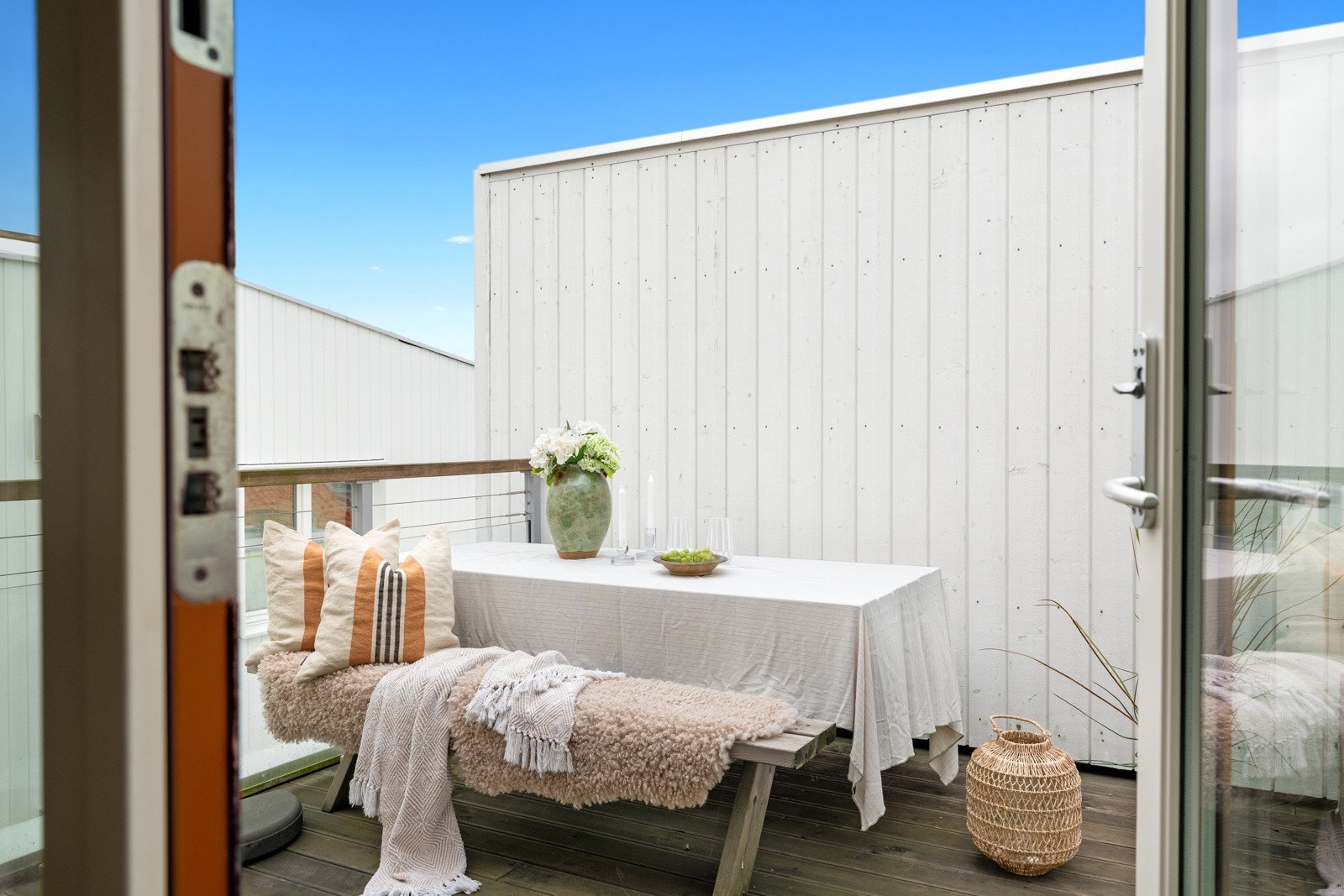 Takterrassen fungerer som et ekstra oppholdsrom i sommerhalvåret og har gode møbleringsmuligheter for både spiseplass og loungemøbler. Galleribilde