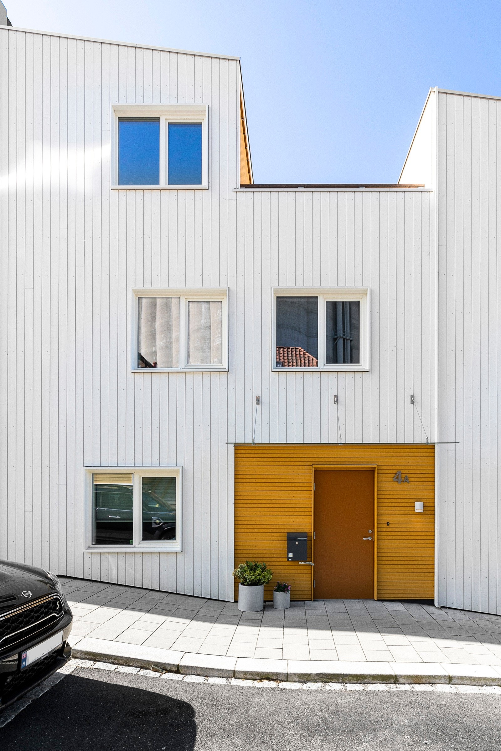 Boligen ligger i et sentralt boområde i Stavanger Øst, like ved sjøen. Galleribilde