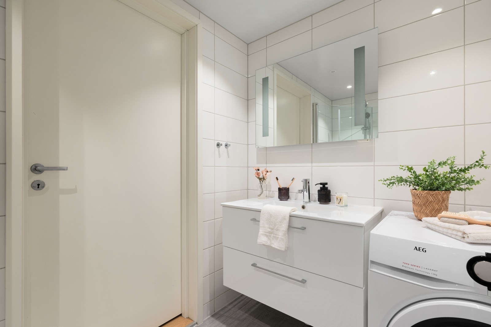 Baderomsinnredningen består av servant med skuffeseksjon og speil med integrert og oppgradert belysning. Galleribilde