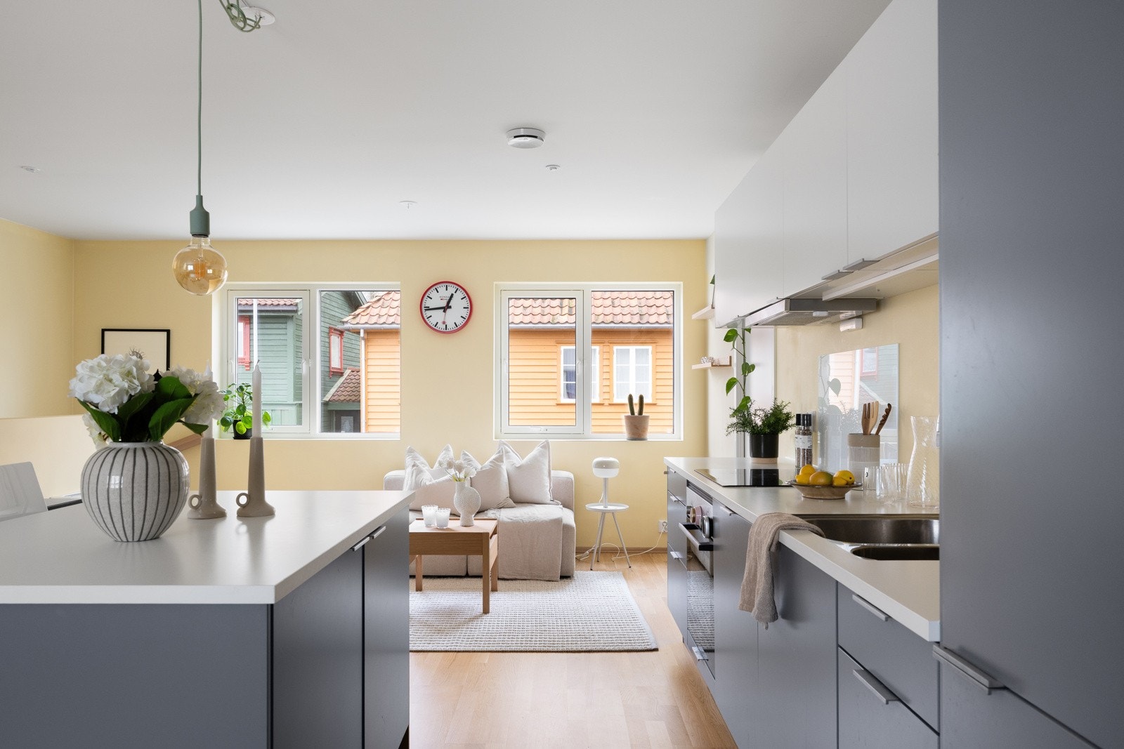 Planløsningen er åpen og gjennomgående, med vinduer i begge ender som gir gode lysforhold og en behagelig romfølelse. Galleribilde