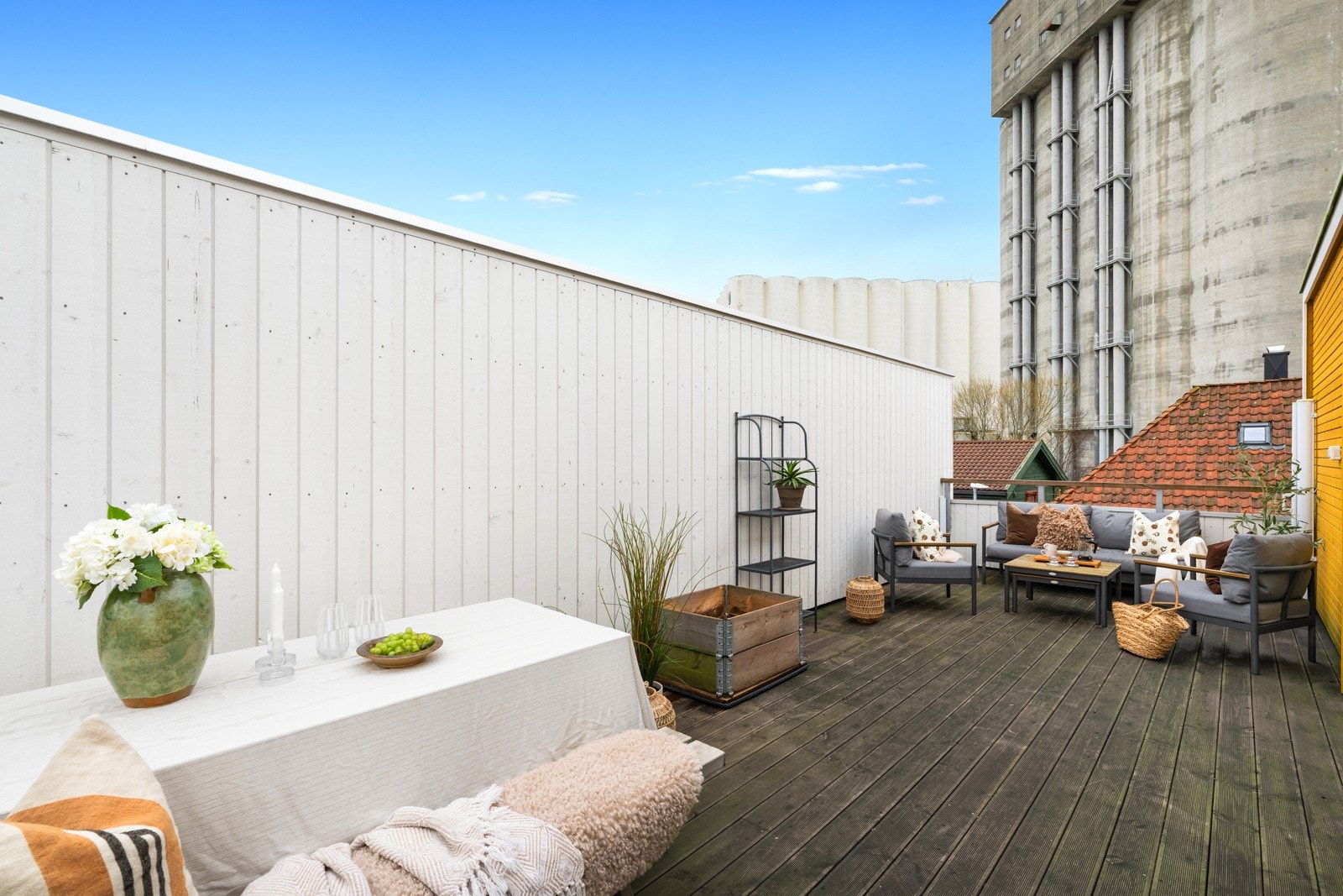 Her har man god plass til å dele opp terrassen i ulike soner. Galleribilde