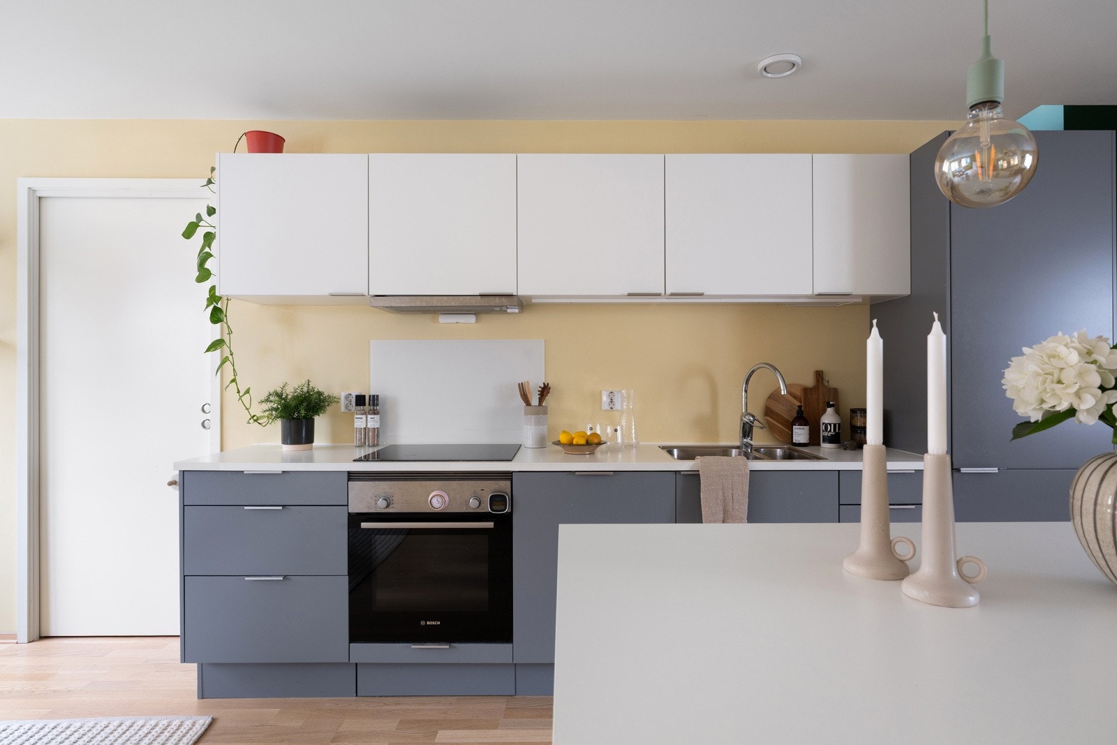 Kjøkkenøyen fungerer både som ekstra arbeidsflate og som en naturlig samlingsplass. Galleribilde