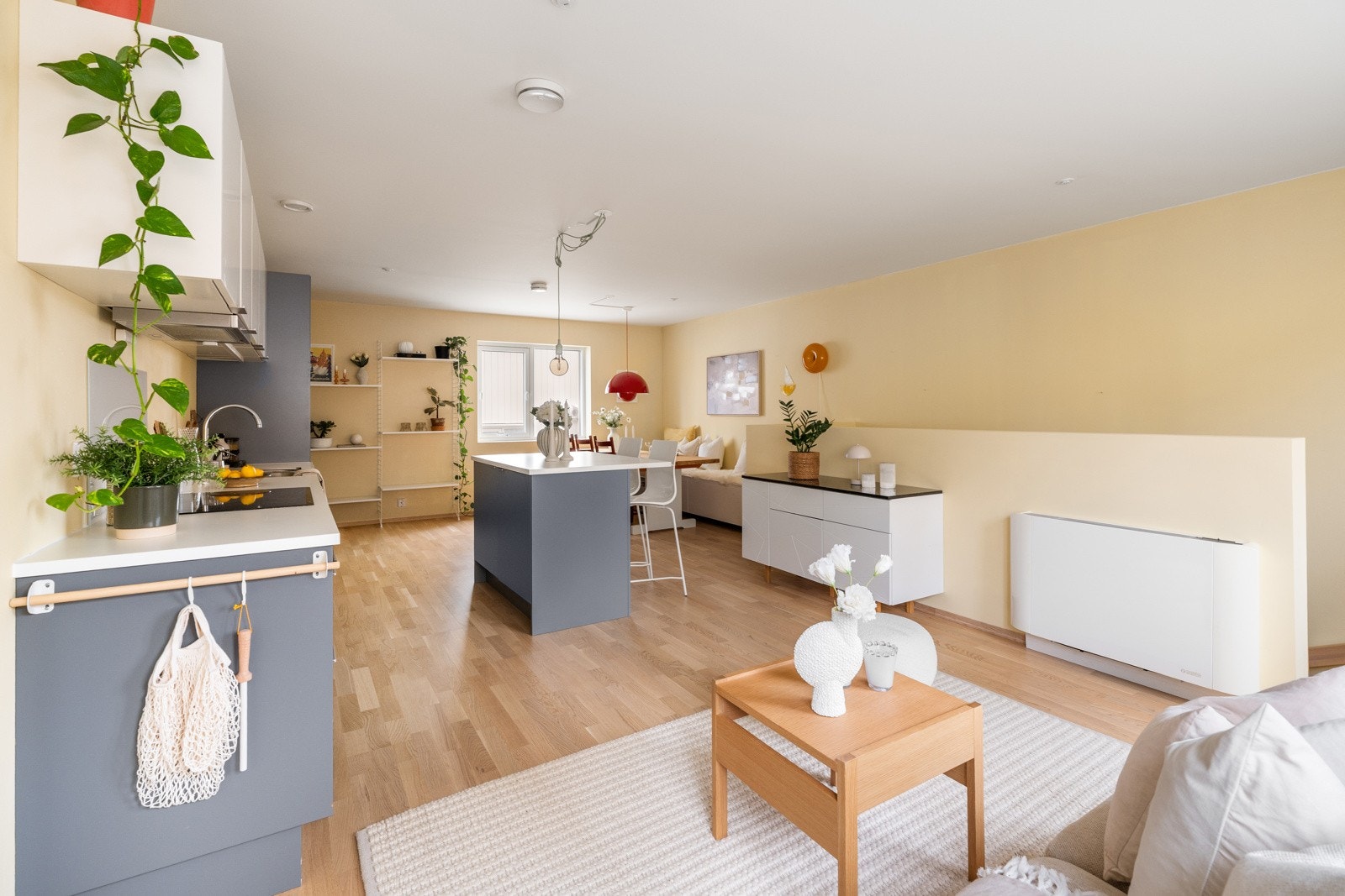 Stuedelen har god plass til både sofagruppe og øvrig møblering, og rommet oppleves luftig og innbydende. Galleribilde