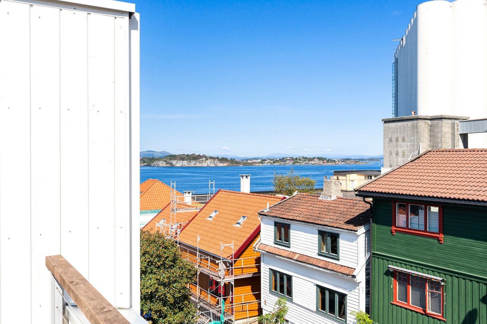 Plasseringen gir også noe utsikt mot sjøen. Galleribilde