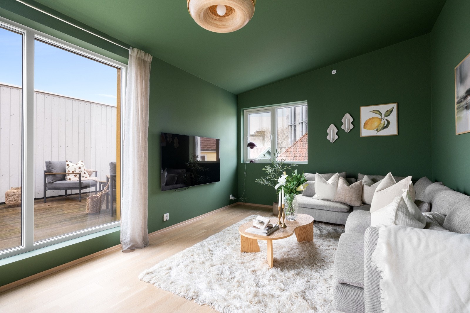 Øverste etasje byr på en herlig ekstra stue som gir boligen et betydelig løft i bruksverdi. Galleribilde