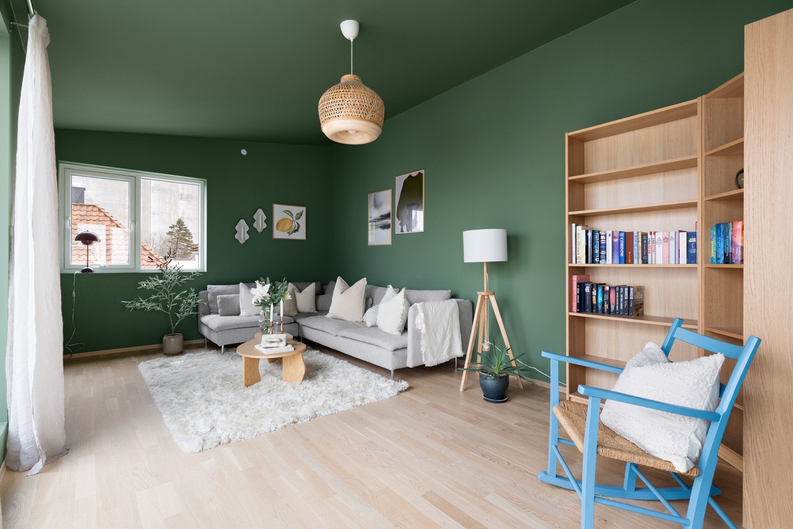 Rommet har god takhøyde, store vindusflater og direkte utgang til takterrassen, noe som gir en svært fin sammenheng mellom inne og ute. Galleribilde