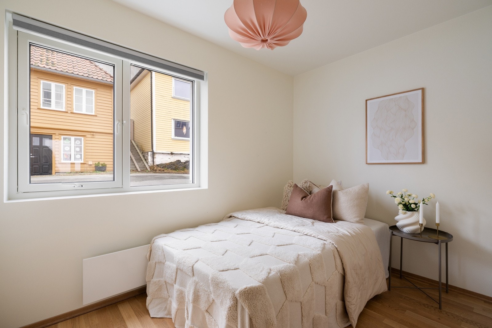 Soverommene har parkettgulv, malte veggflater og gode vindusflater som gir naturlig lys. Galleribilde