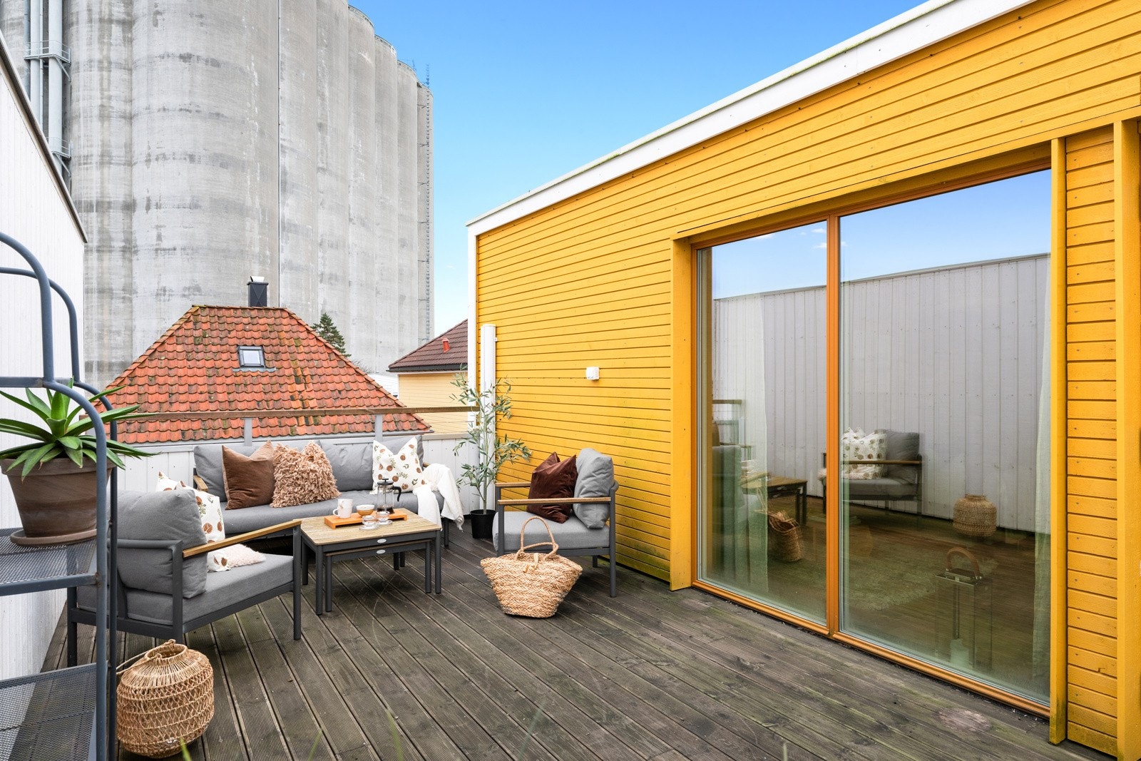 Boligen kan blant annet by på en romslig og usjenert takterrasse. Galleribilde