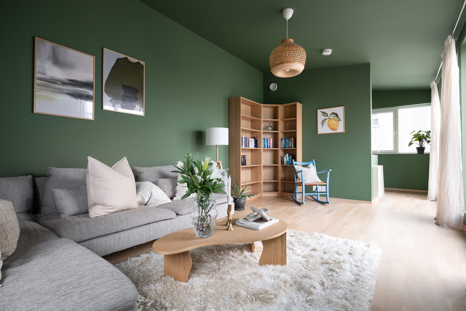 Dette rommet oppleves som et eget oppholdsplan, adskilt fra soverommene, og egner seg utmerket som TV stue, hjemmekontor, gjesterom eller ungdomsavdeling. Galleribilde