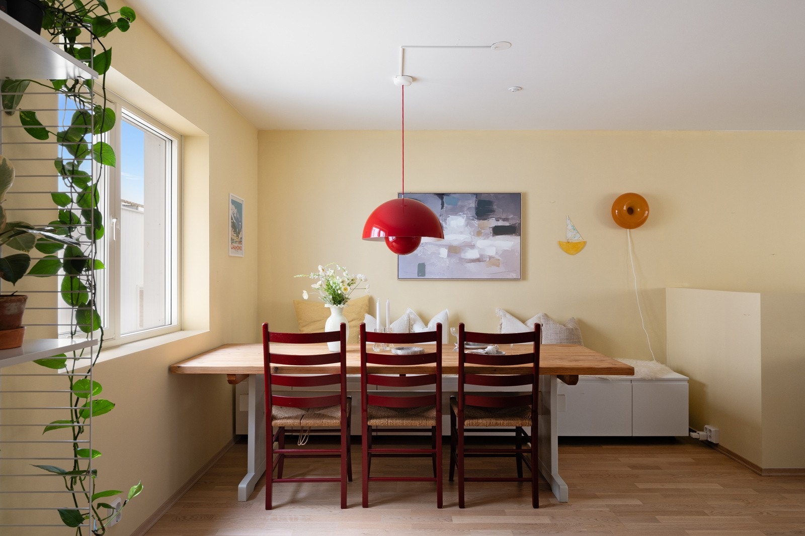 Den åpne løsningen gjør det enkelt å samle familie og venner, samtidig som rommet er lett å møblere med tydelige soner for ulike funksjoner. Galleribilde