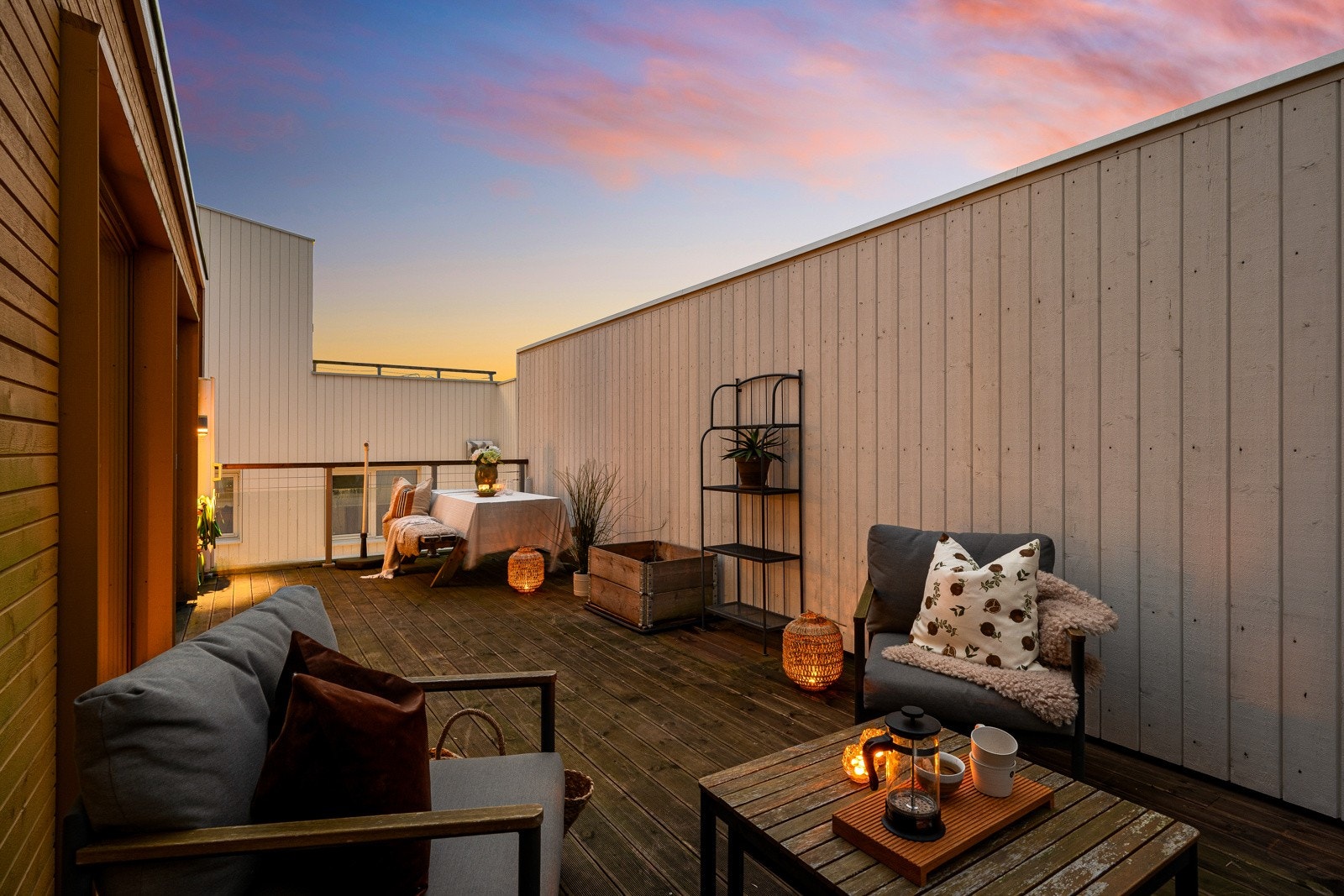 I tillegg til boligens private uteområder, disponerer sameiet et felles uteområde over restauranten Bellies, med sandkasse, grill og sittegrupper, som deles med øvrige beboere i området. Galleribilde