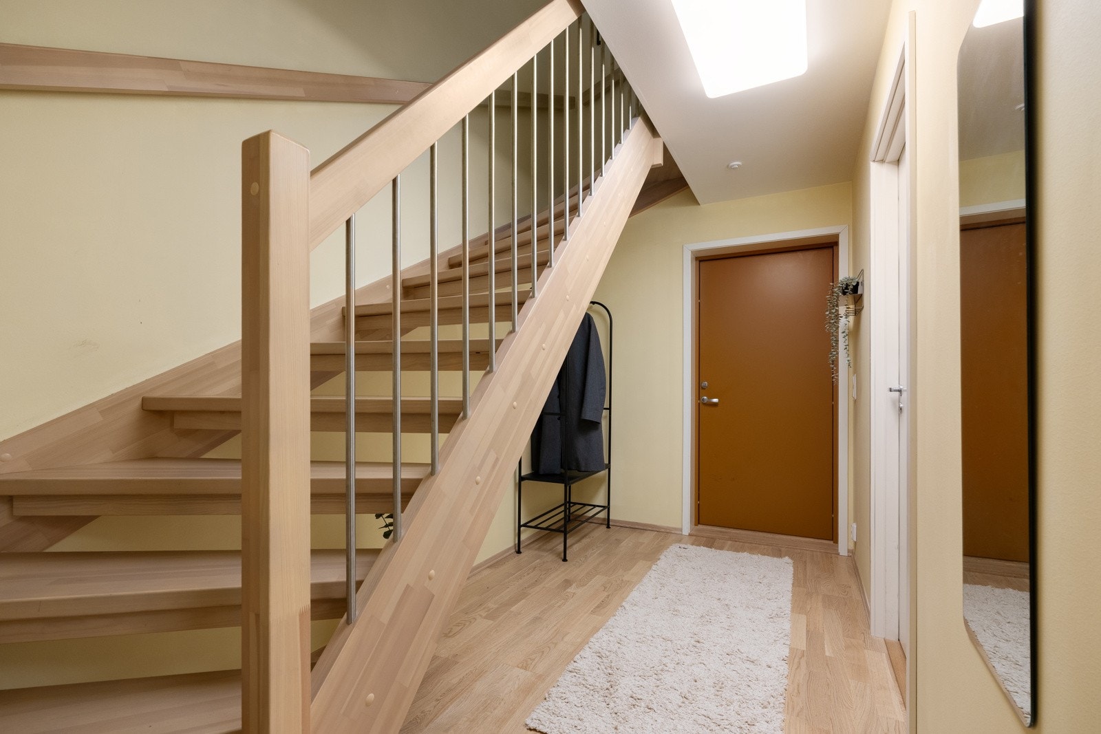 Entréen gir et ryddig og godt førsteinntrykk med parkett på gulv, lyse overflater og god plass til garderobeløsning. Galleribilde