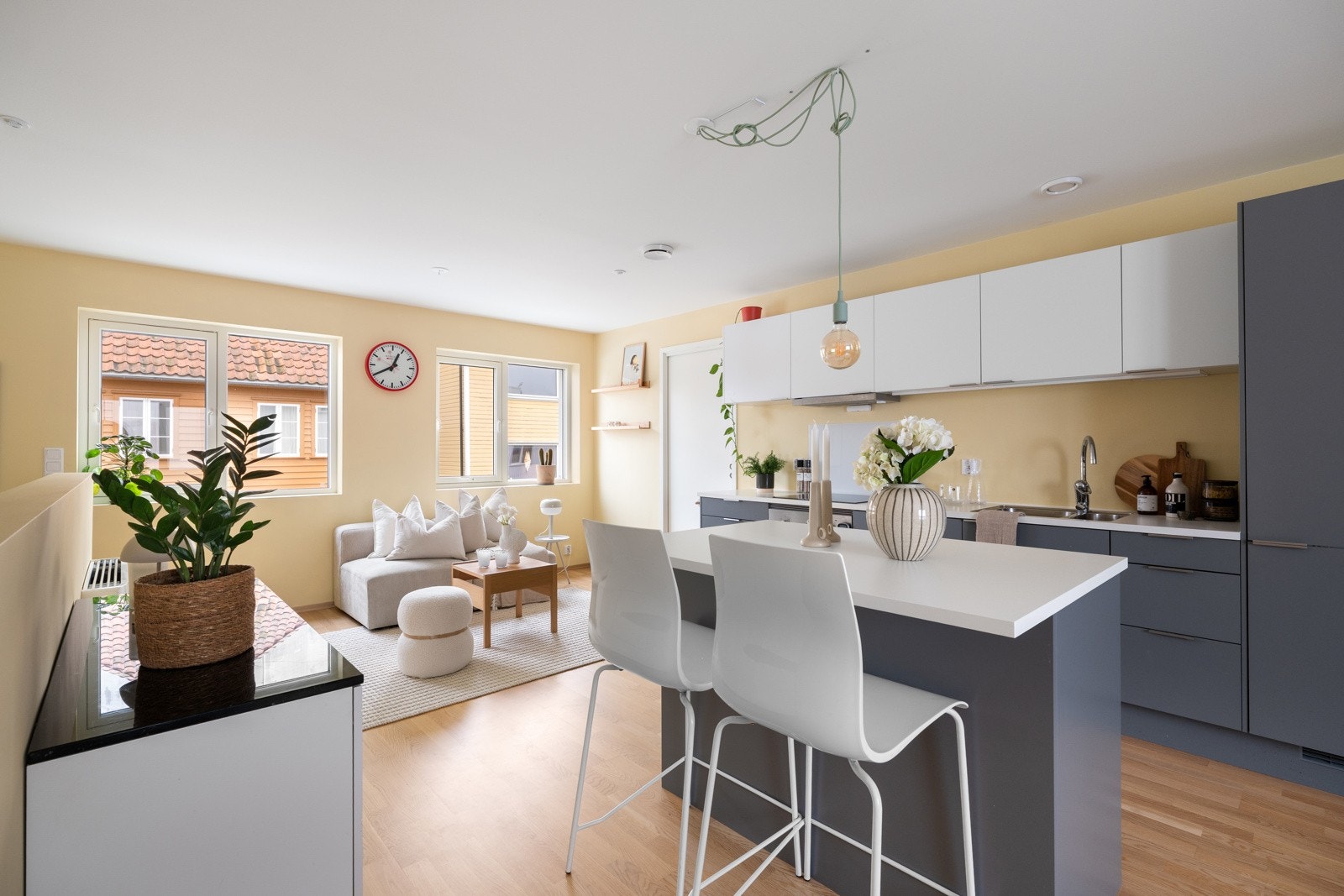 I andre etasje finner man boligens sosiale hjerte med et romslig og lyst allrom bestående av stue, kjøkken og spiseplass. Galleribilde