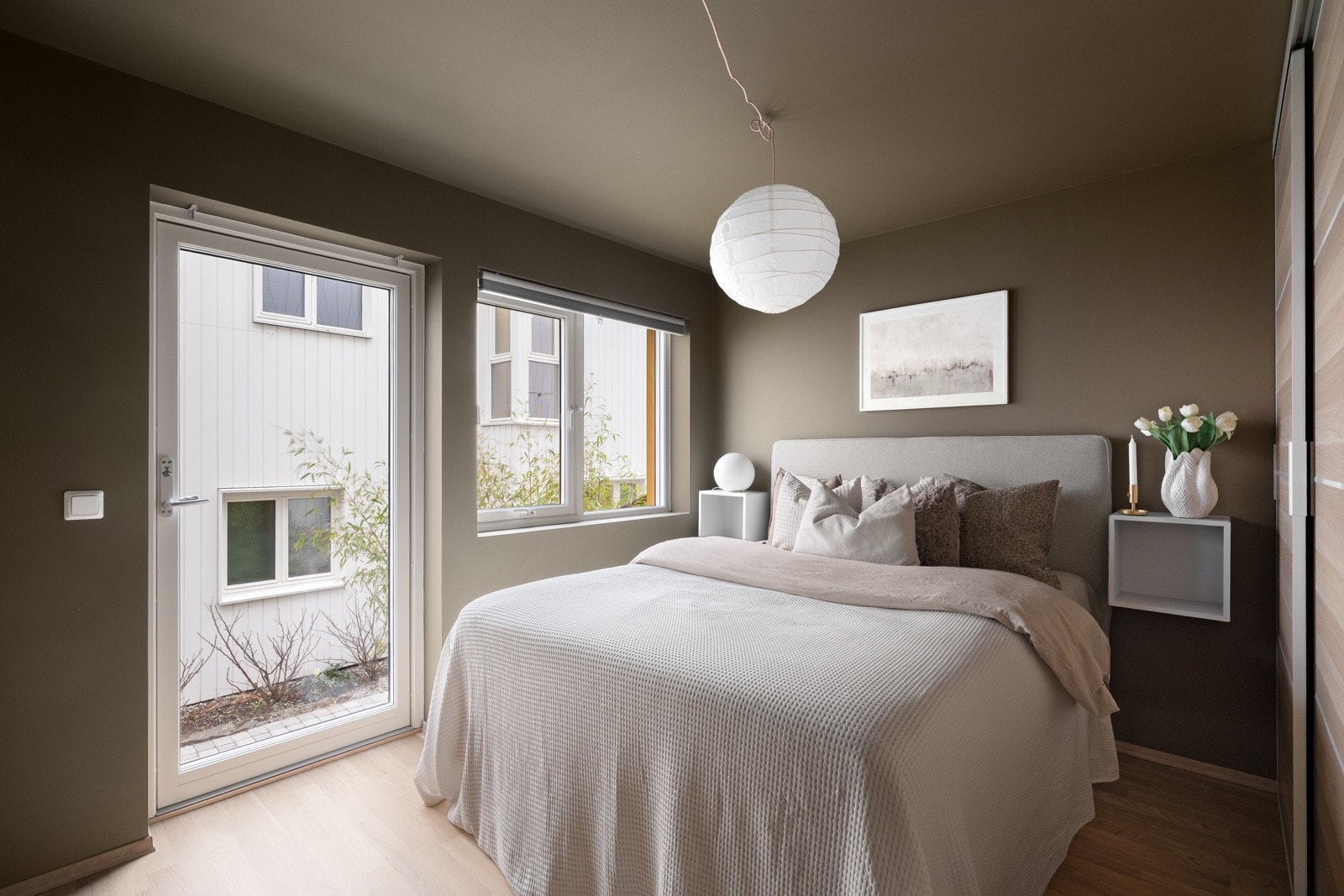 Denne etasjen er disponert som boligens private sone og rommer tre romslige soverom. Galleribilde