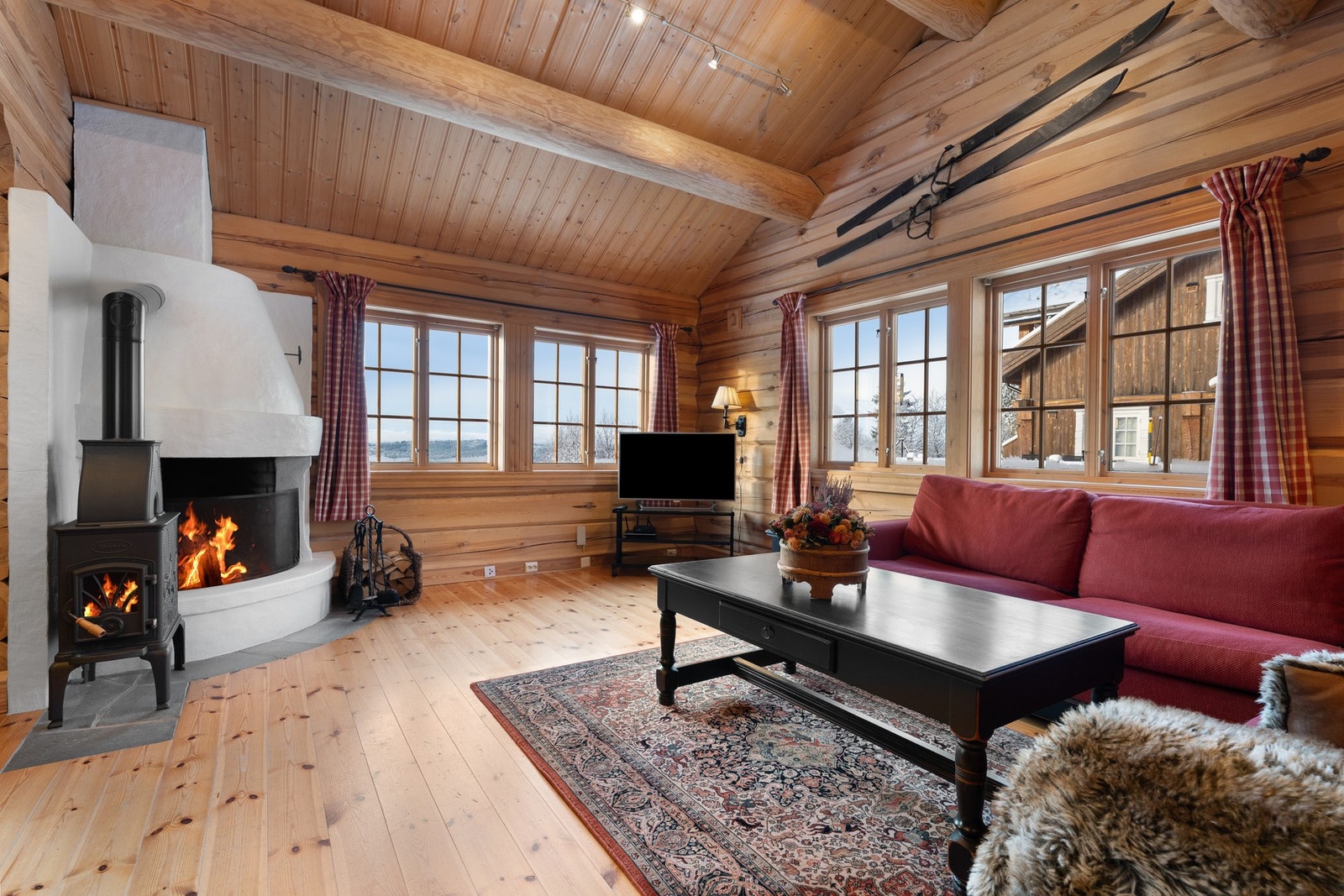 To fyringsmuligheter, både i åpen peis og i lukket ovn Galleribilde