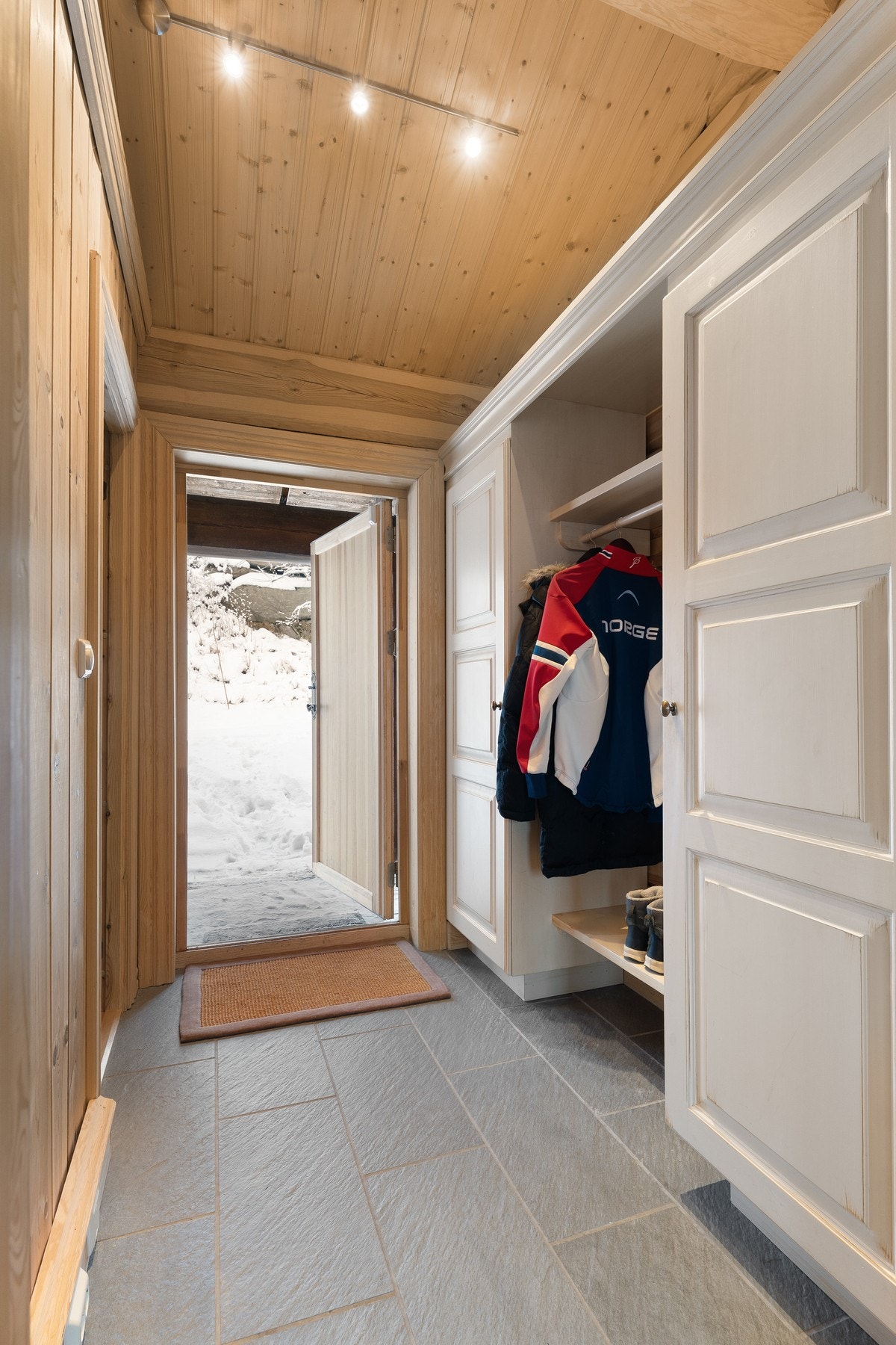 Velkommen inn! Hytta en praktisk og fin entré med flislagt gulv. Godt med oppbevaringsplass i garderobe Galleribilde