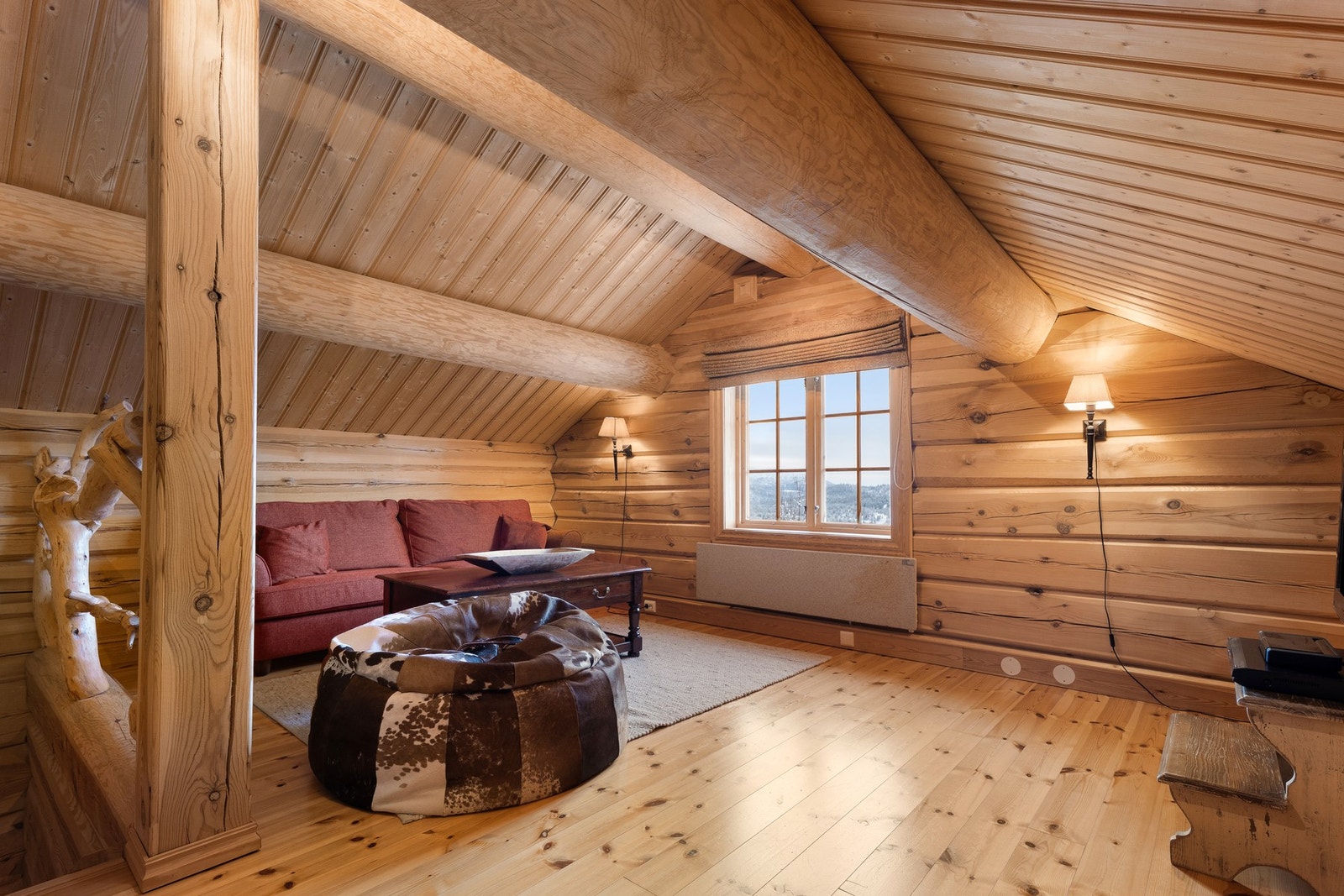 Hyggelig loftstue med god plass til møblering Galleribilde