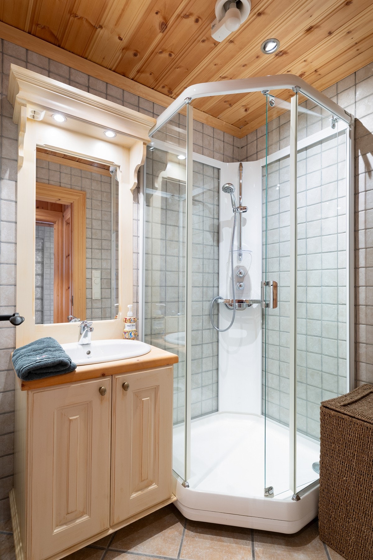 Flislagte overflater og downlights i himling Galleribilde