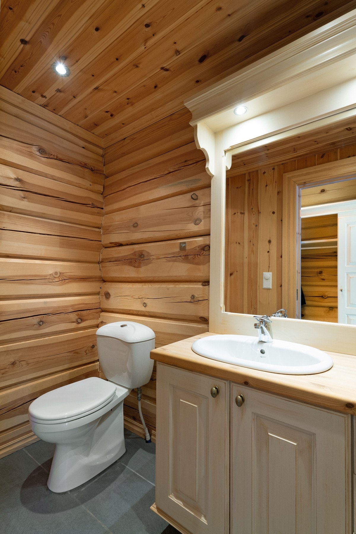 Toalettrom med toalett og innredning med servant. Toalettrommet ligger praktisk til ved entréen Galleribilde