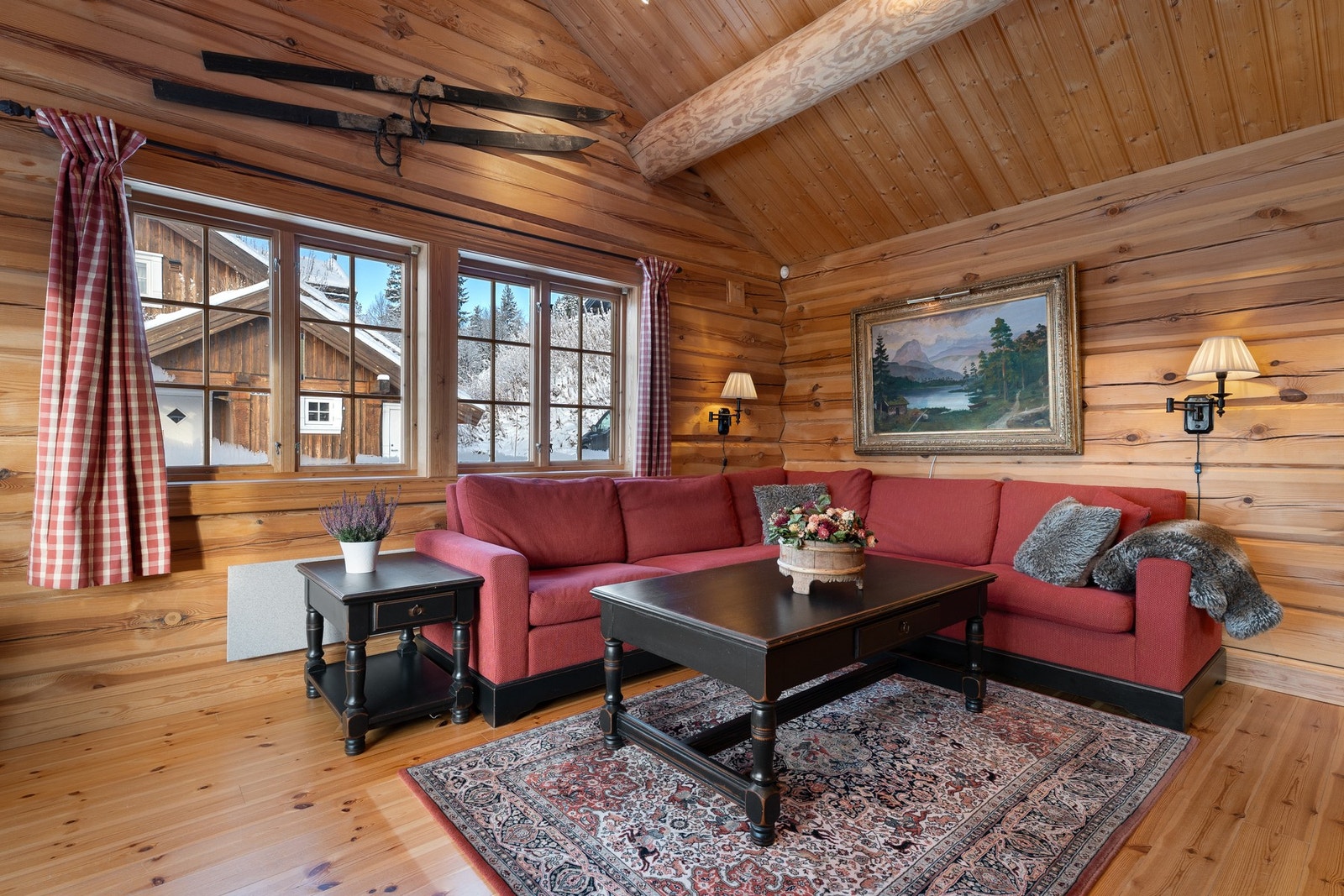 God plass til sofagruppe. Opplegg til TV/medialøsning Galleribilde