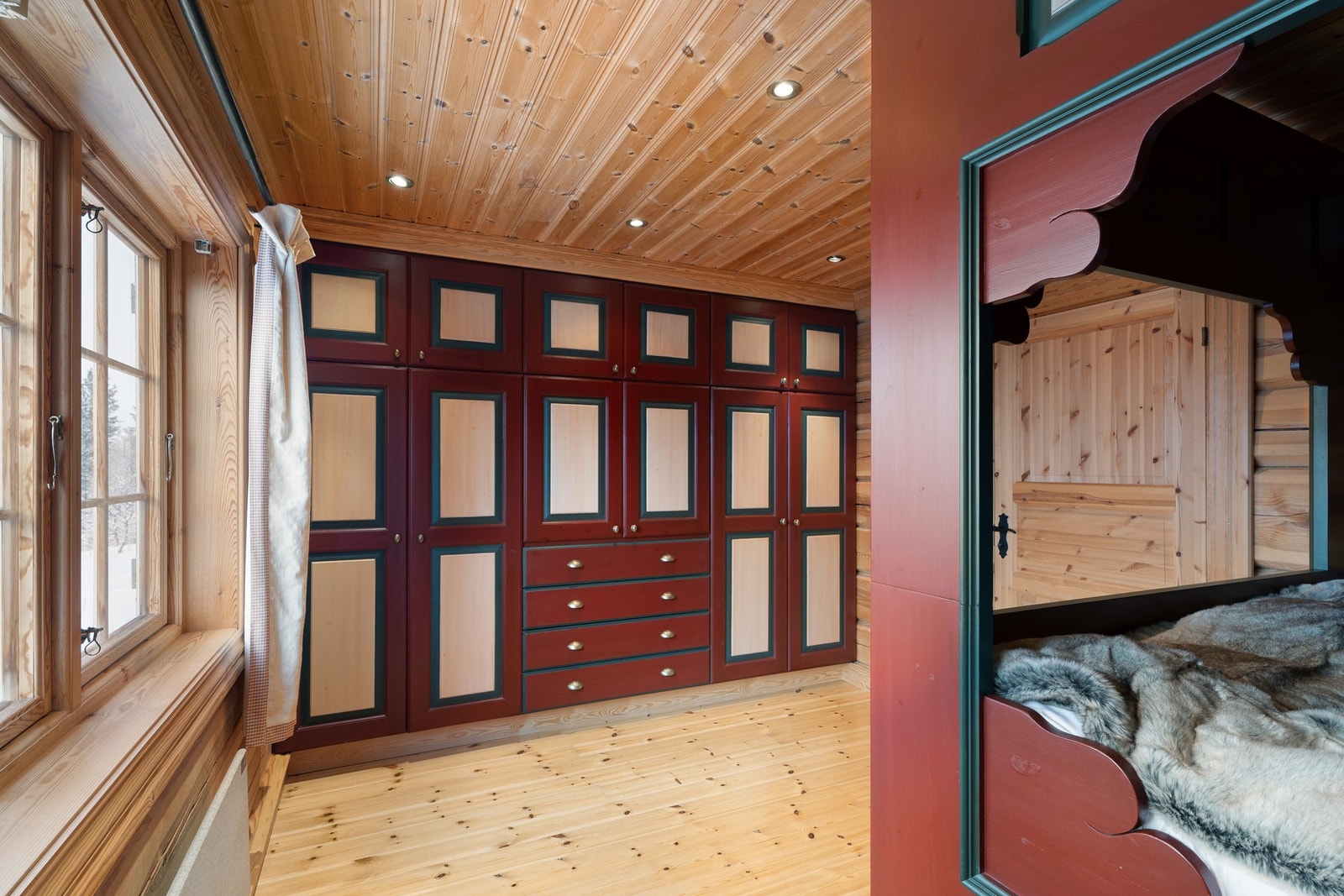 Plassbygd garderobeløsning fra Garatun Galleribilde