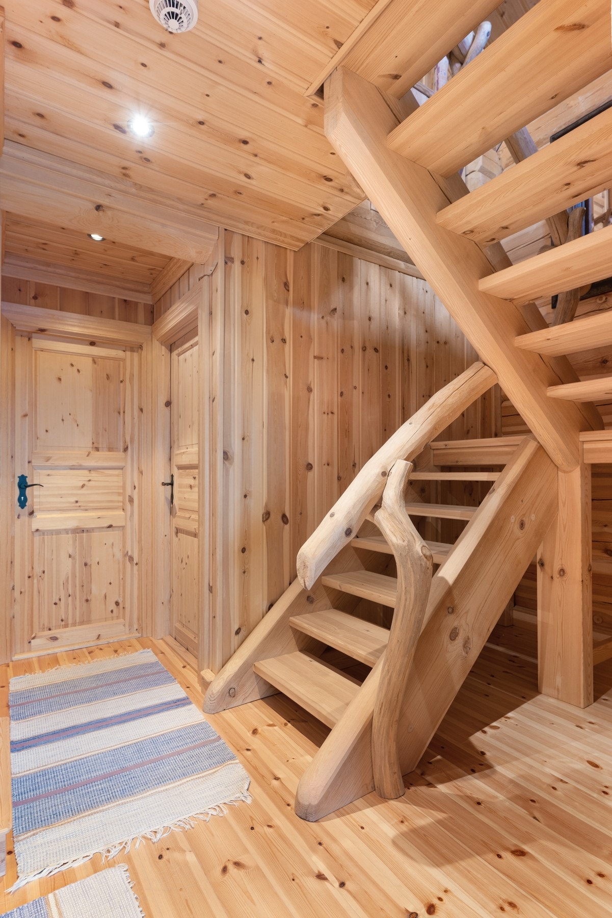 Trapperom opp til 2.etg. Legg merke til det unike og passende trapperekkverket Galleribilde