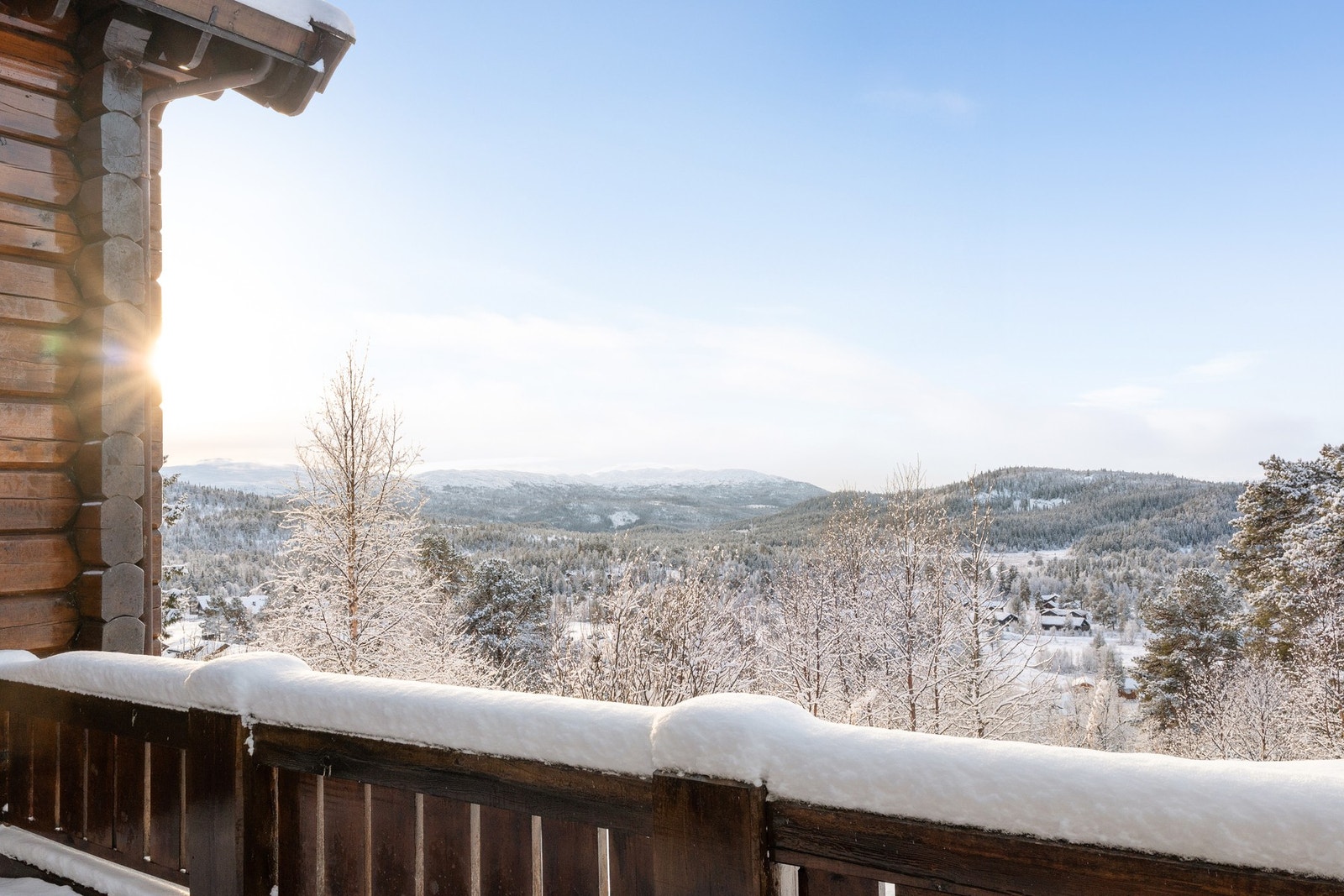 Hytta ligger i fremste rekke på feltet, noe som gir ypperlige sol- og utsiktsforhold Galleribilde