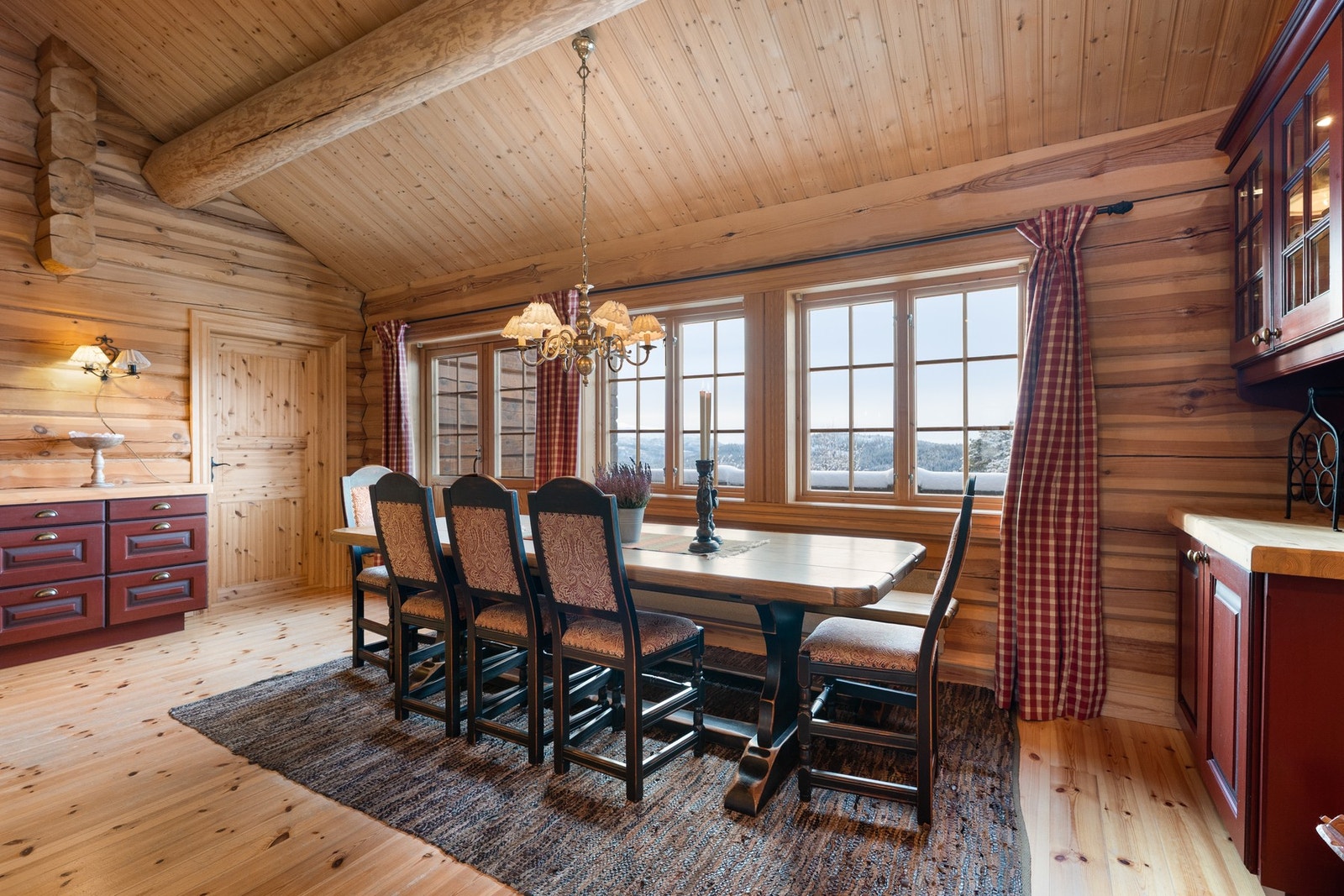 Ved kjøkken er det god plass til spisegruppe Galleribilde