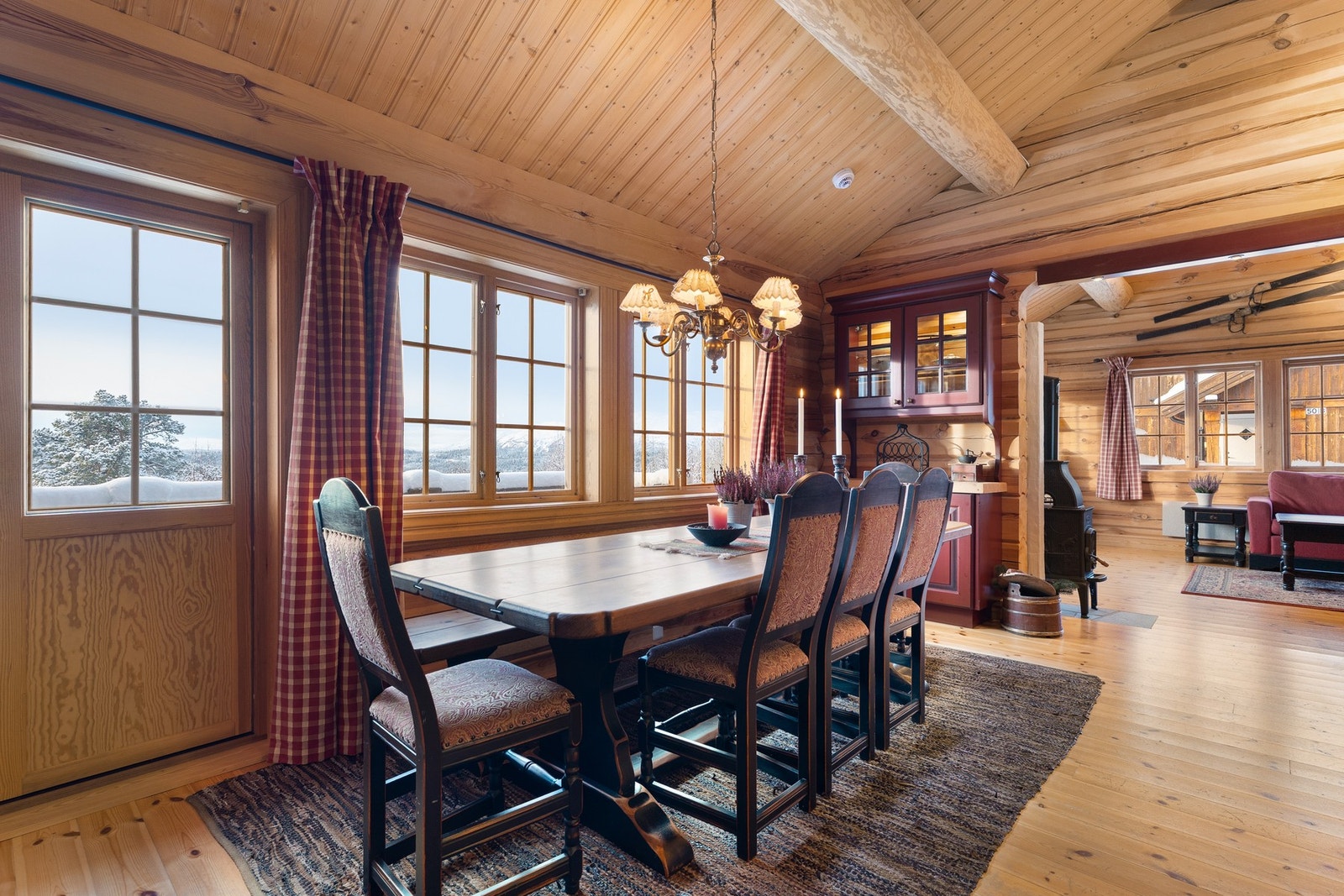 Fra rommet er det også utgang til terrasse, noe som gjør det enkelt å ta med måltidene ut Galleribilde