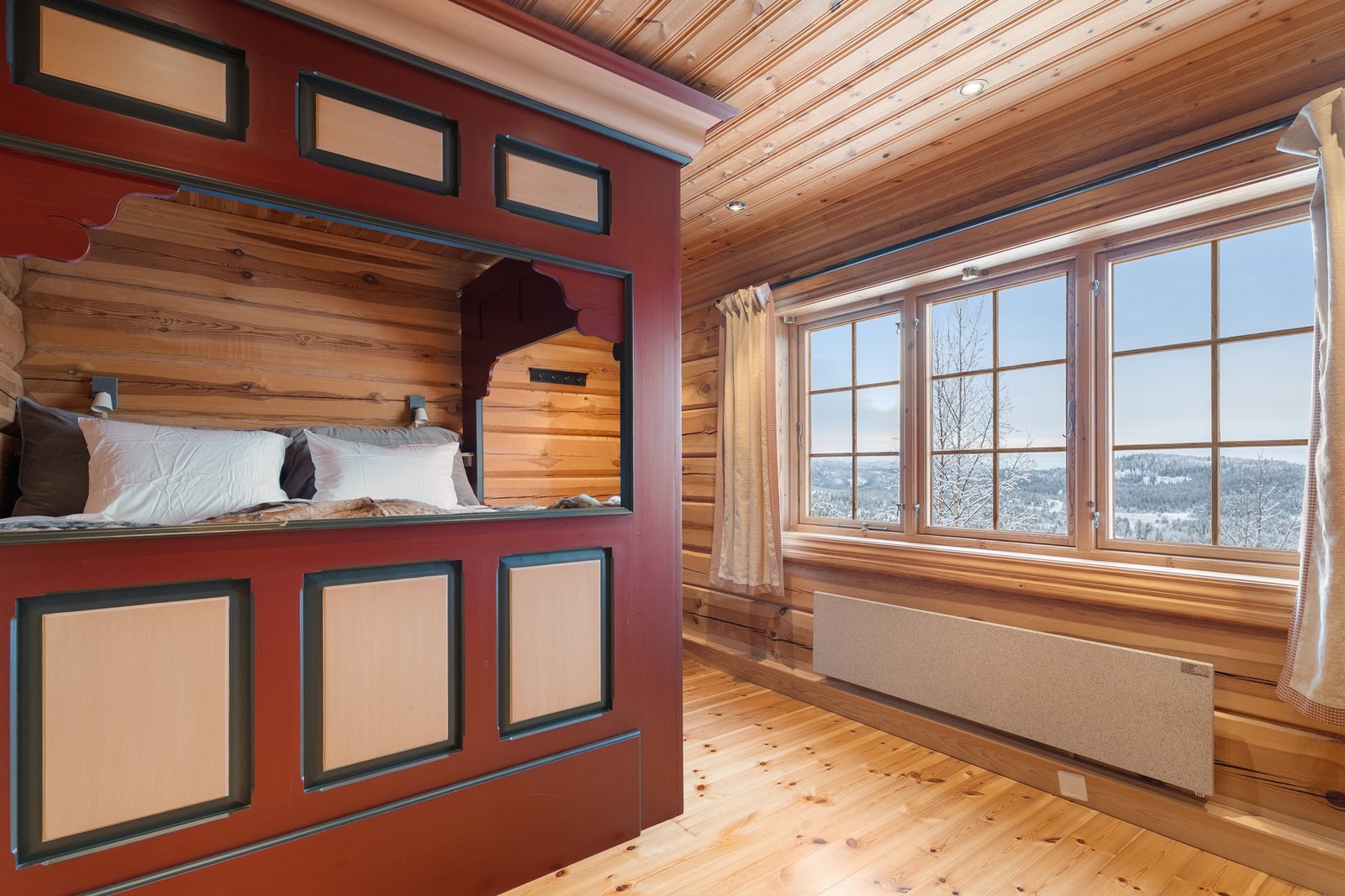 Hovedsoverom innredet med himmelseng fra Garatun Galleribilde